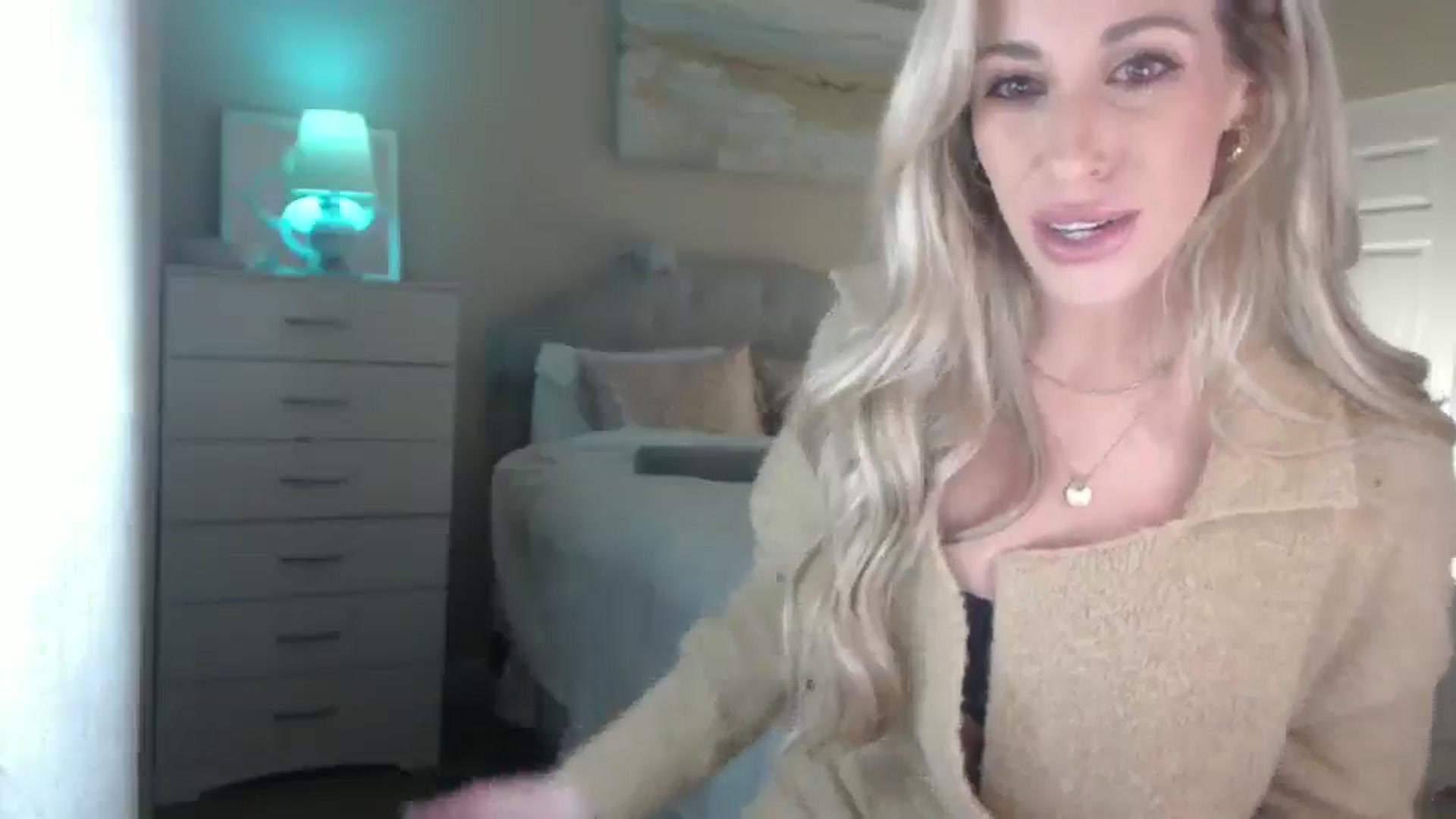 Gallery image thumbnail from Queen_bambii's myfreecams stream on, 01/08/2025, 08:41 image 9 of 20
