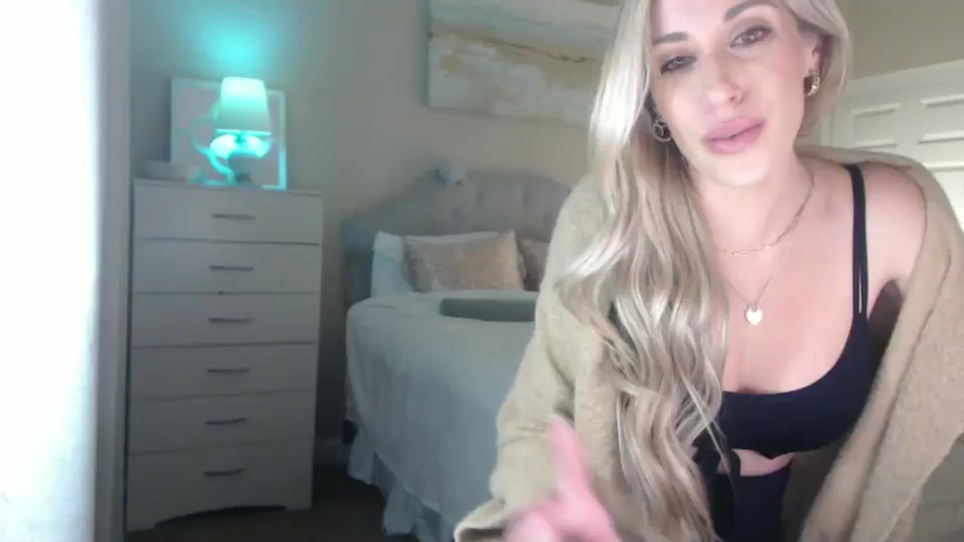 Gallery image thumbnail from Queen_bambii's myfreecams stream on, 01/08/2025, 08:41 image 14 of 20
