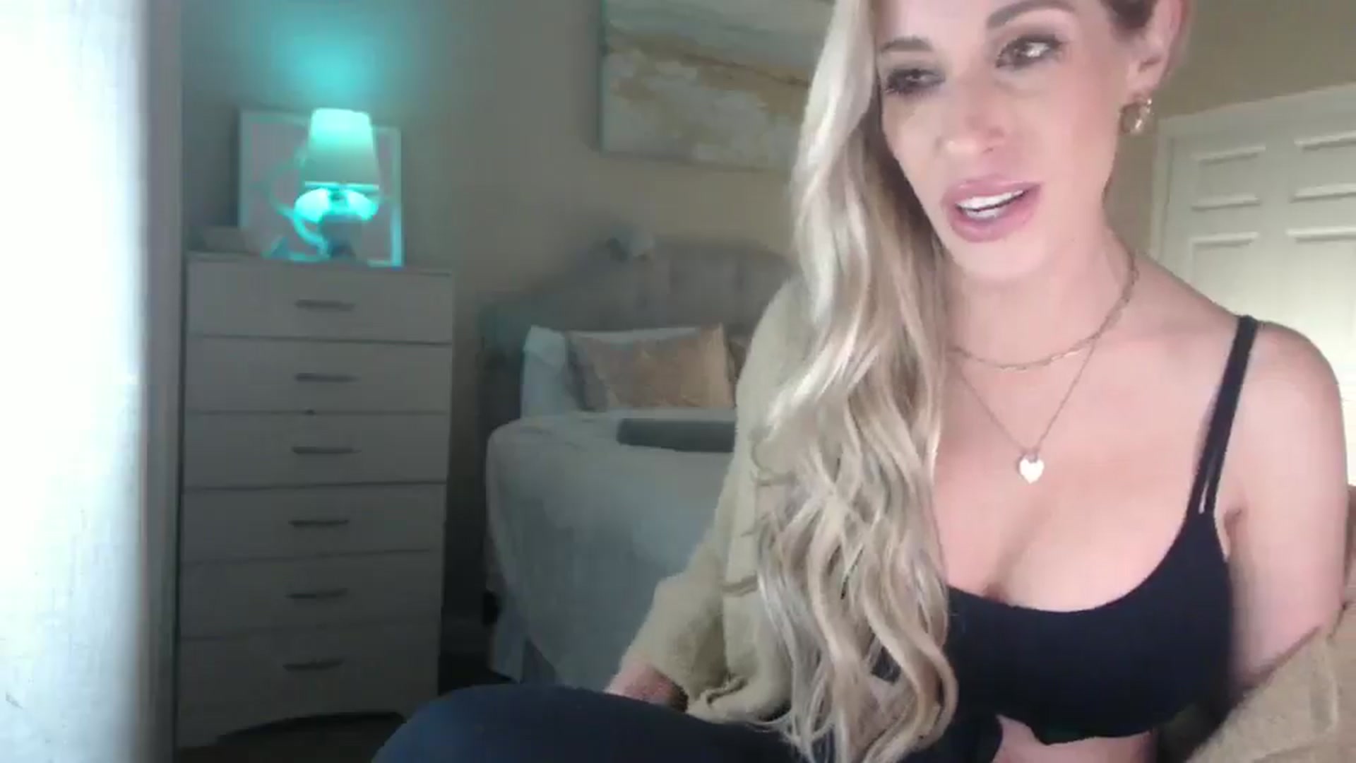 Gallery image thumbnail from Queen_bambii's myfreecams stream on, 01/08/2025, 08:41 image 13 of 20