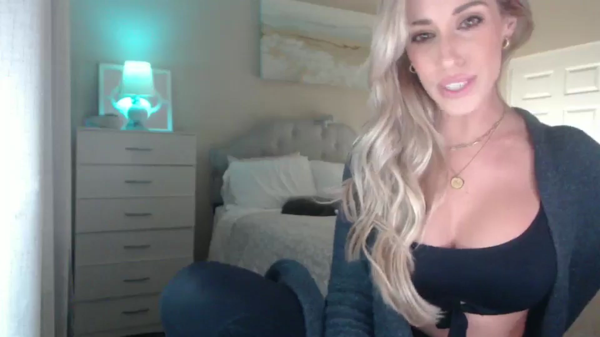 Gallery image thumbnail from Queen_bambii's myfreecams stream on, 01/28/2025, 07:05 image 6 of 20