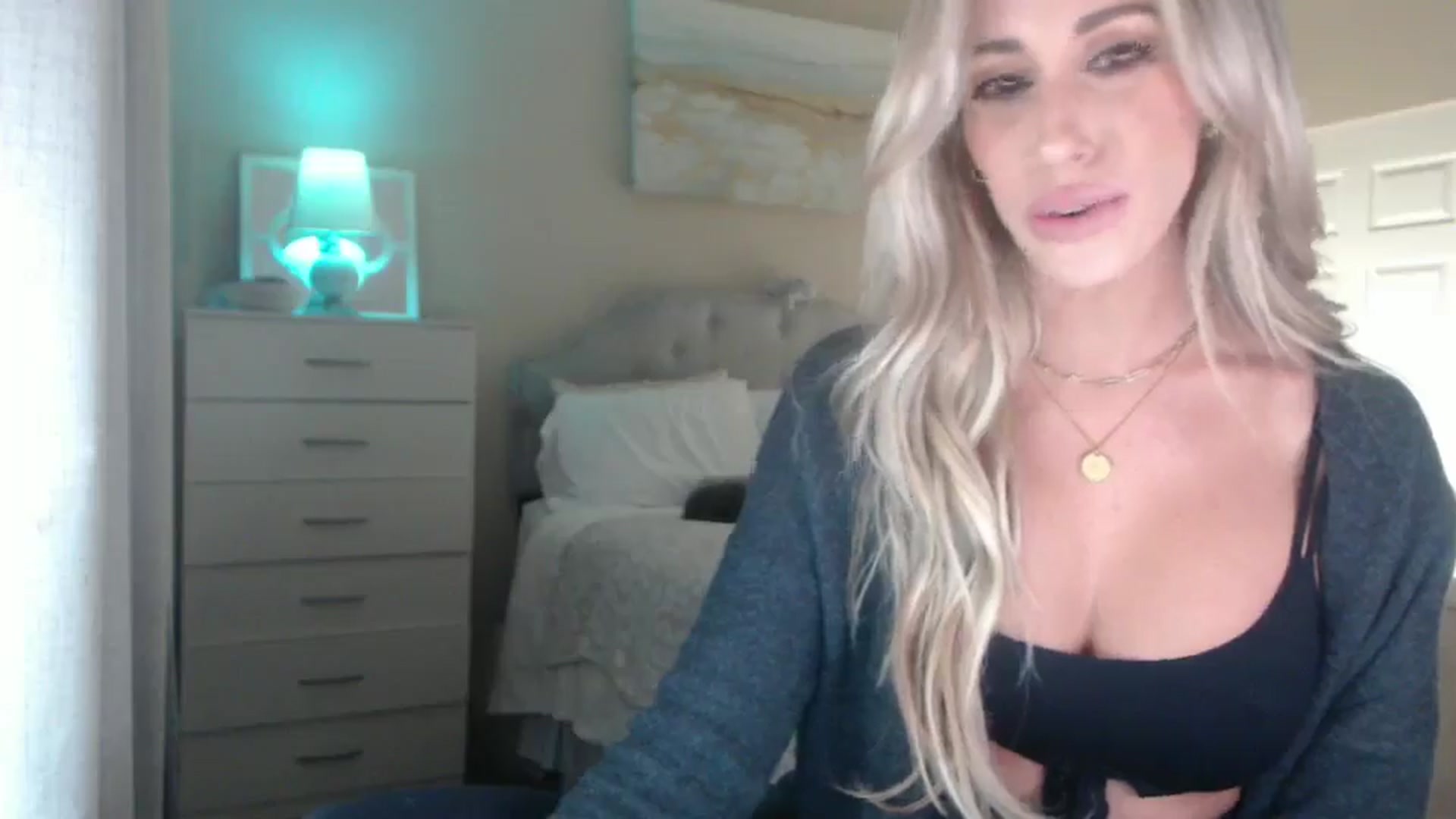 Gallery image thumbnail from Queen_bambii's myfreecams stream on, 01/28/2025, 07:05 image 7 of 20
