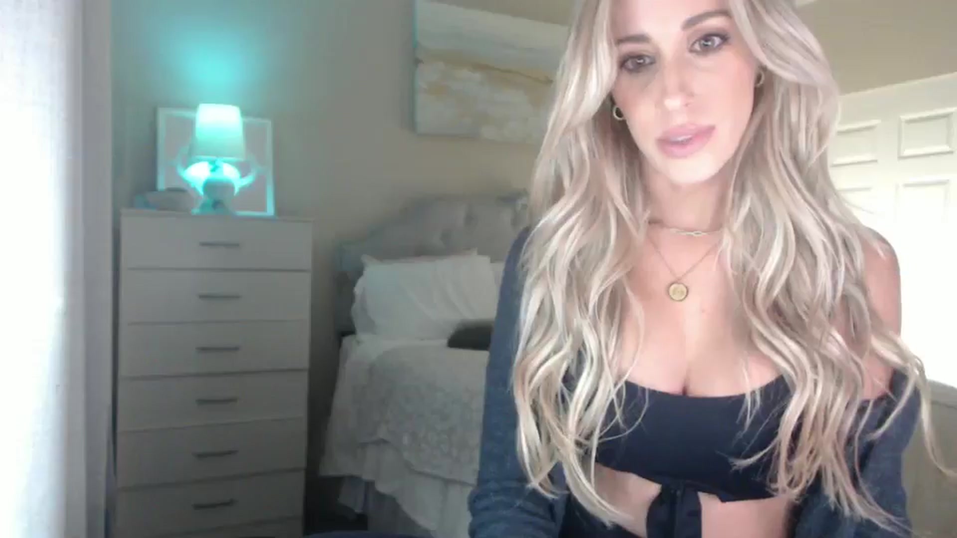 Gallery image thumbnail from Queen_bambii's myfreecams stream on, 01/28/2025, 07:05 image 16 of 20
