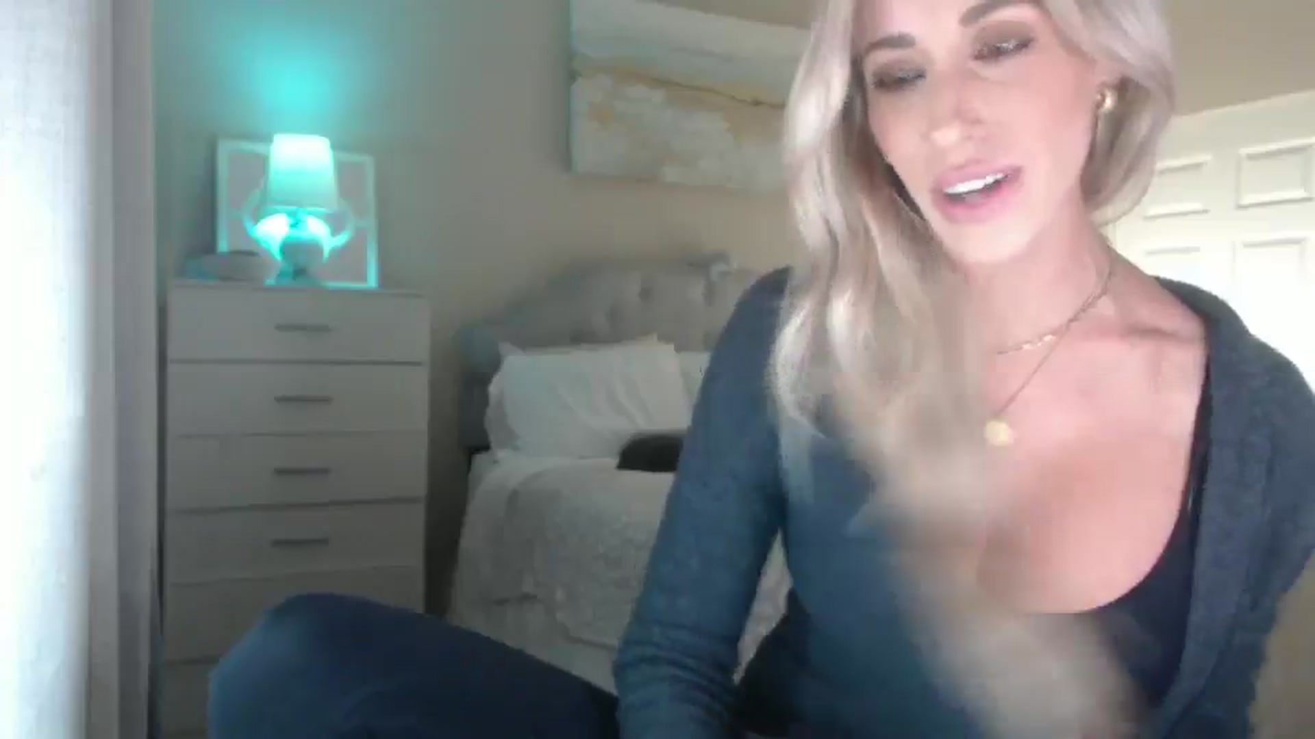 Gallery image thumbnail from Queen_bambii's myfreecams stream on, 01/28/2025, 07:05 image 3 of 20