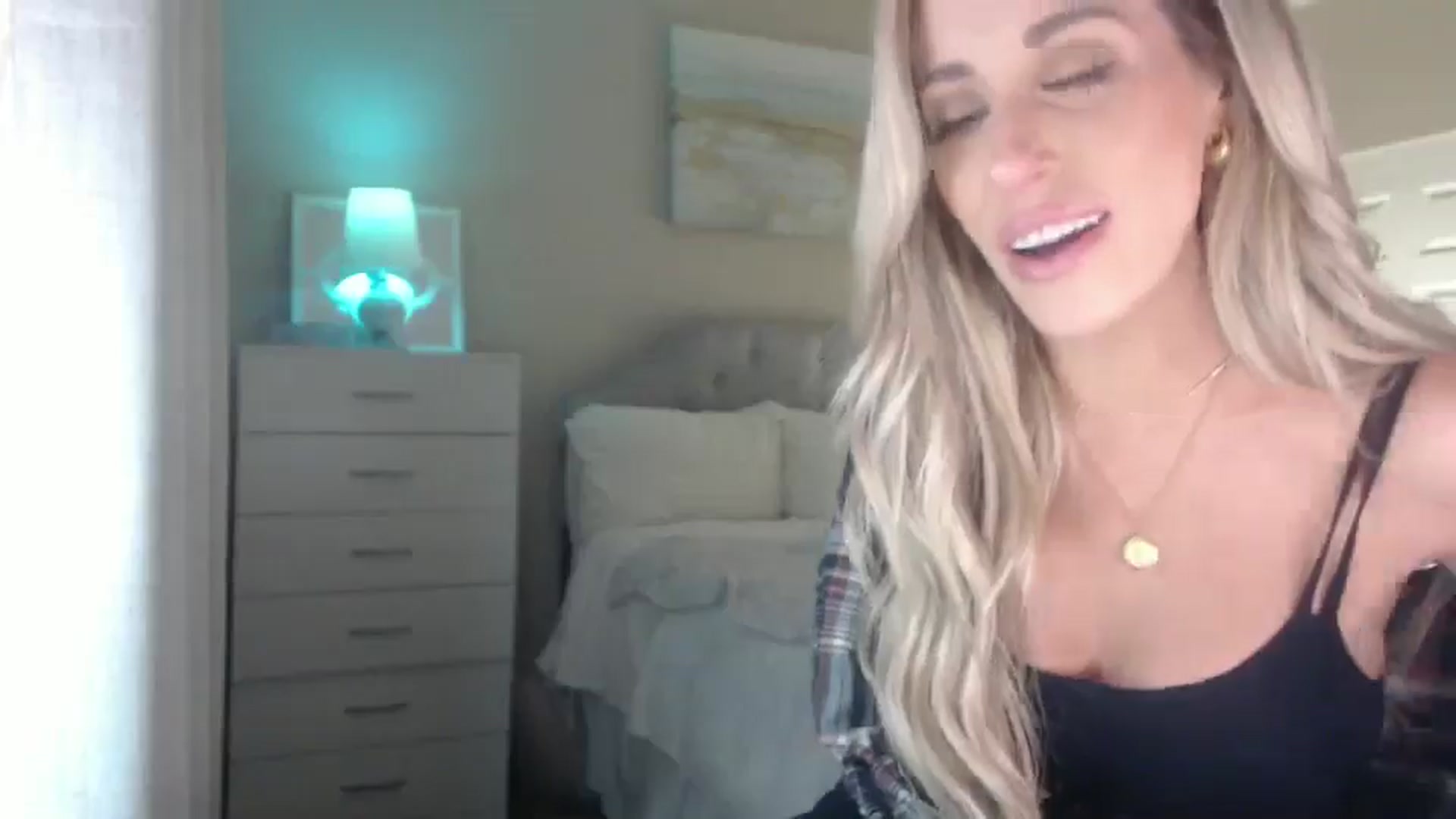 Gallery image thumbnail from Queen_bambii's myfreecams stream on, 03/01/2025, 08:48 image 14 of 20