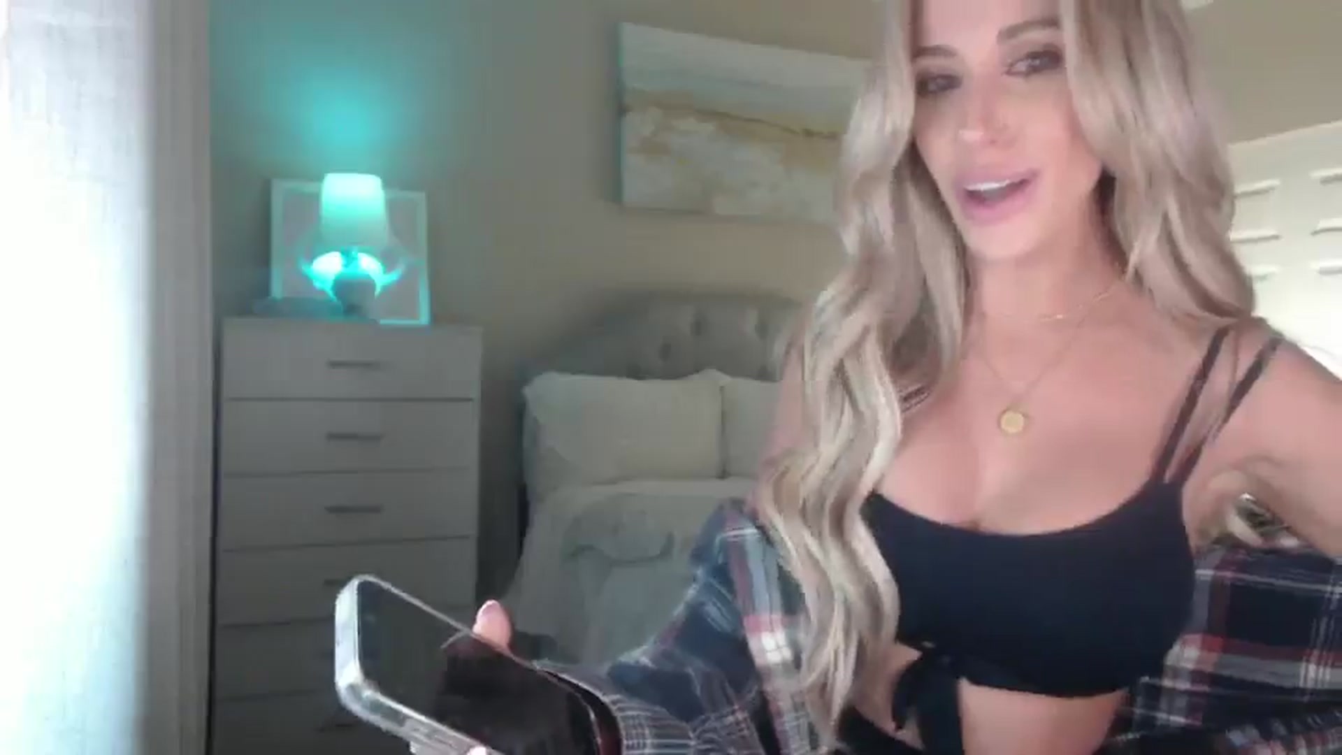 Gallery image thumbnail from Queen_bambii's myfreecams stream on, 03/01/2025, 08:48 image 12 of 20