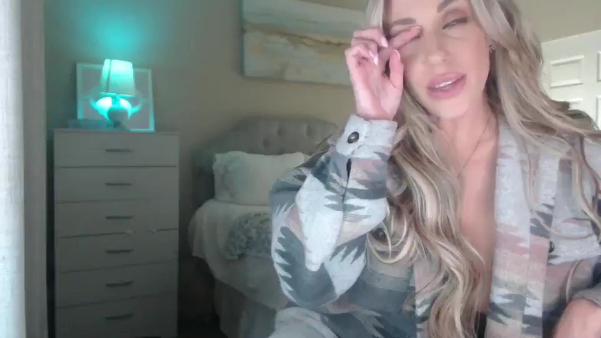 Gallery image thumbnail from Queen_bambii's myfreecams stream on, 03/04/2025, 07:37 image 14 of 20