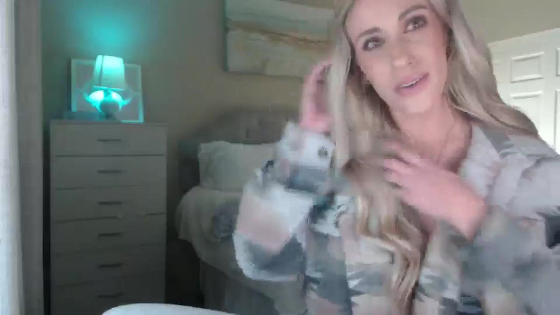 Gallery image thumbnail from Queen_bambii's myfreecams stream on, 03/04/2025, 07:37 image 18 of 20