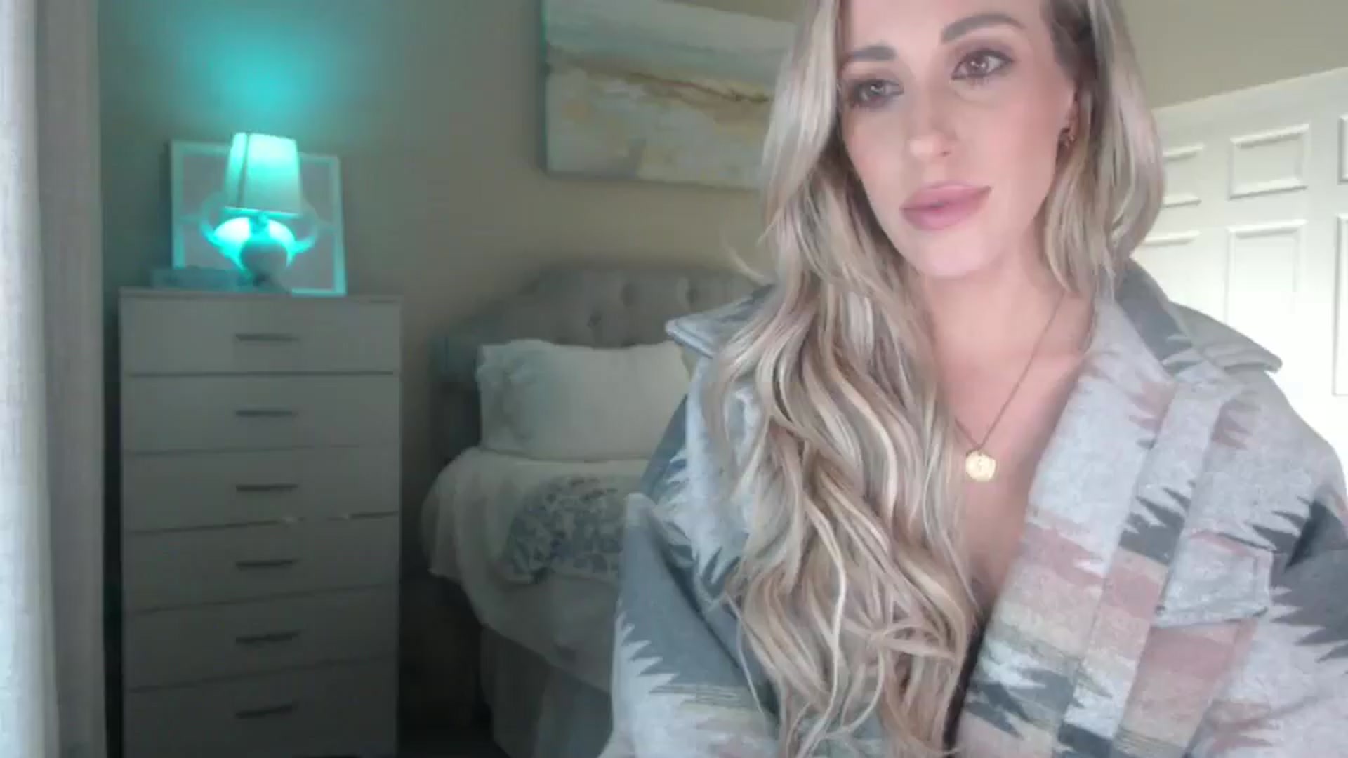 Gallery image thumbnail from Queen_bambii's myfreecams stream on, 03/04/2025, 07:37 image 16 of 20