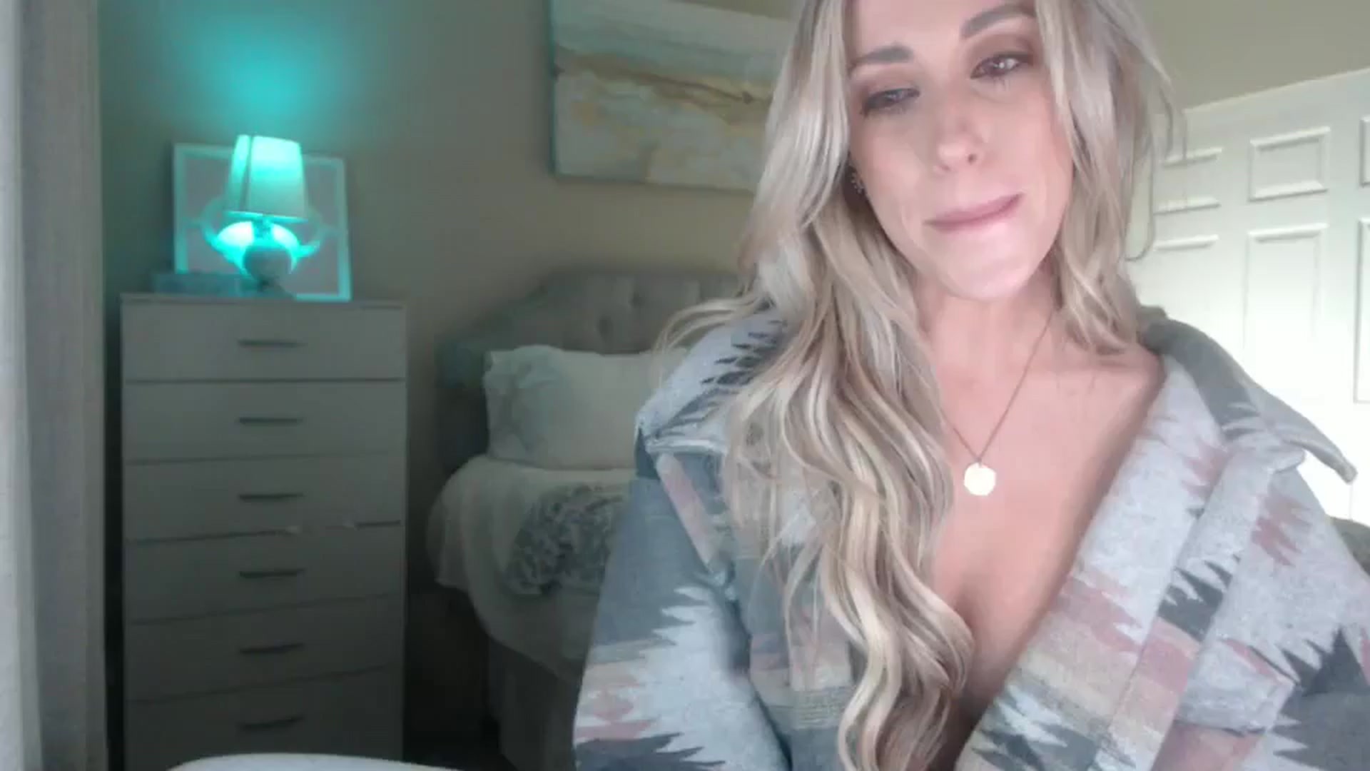 Gallery image thumbnail from Queen_bambii's myfreecams stream on, 03/04/2025, 07:37 image 8 of 20