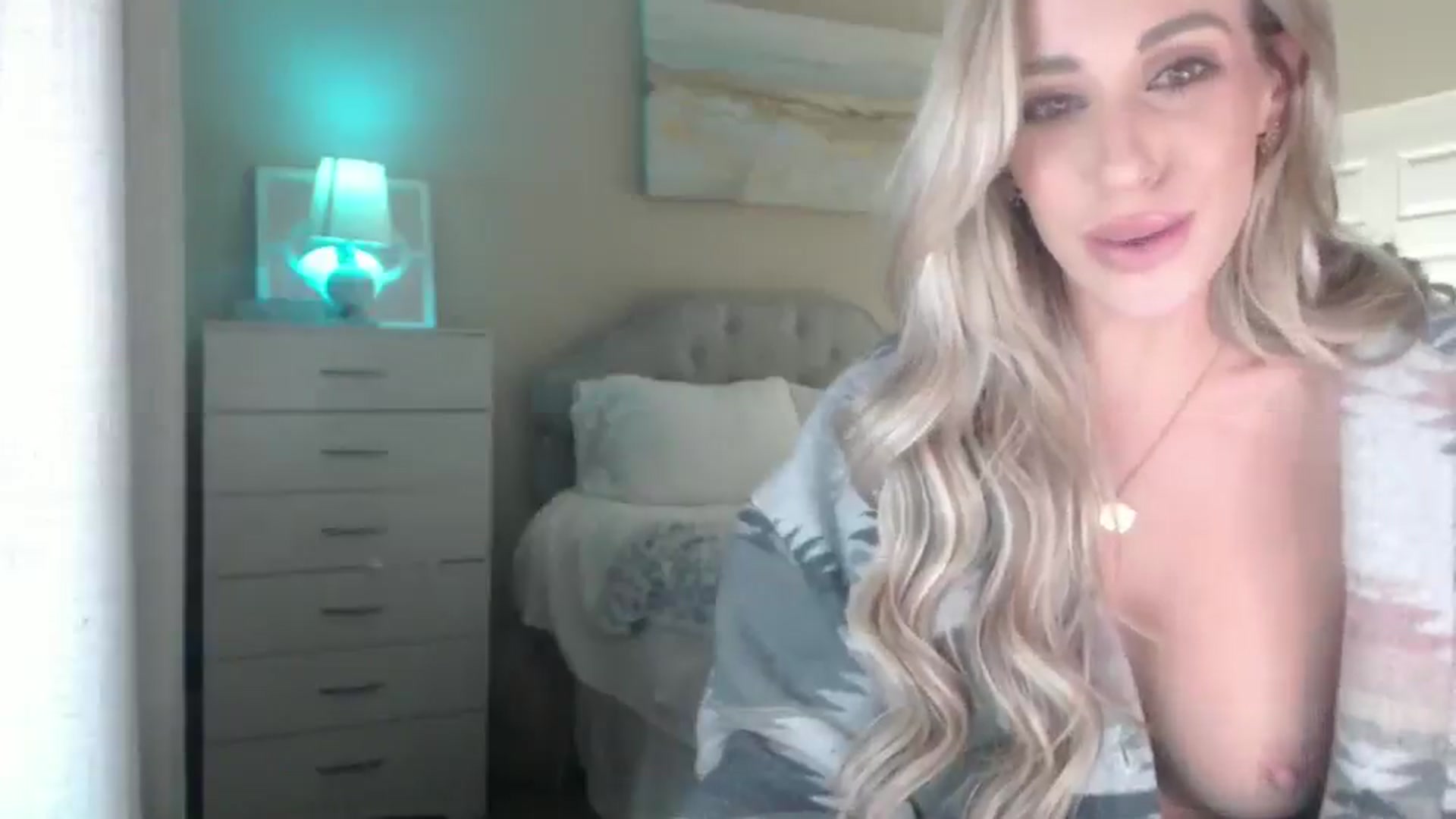 Gallery image thumbnail from Queen_bambii's myfreecams stream on, 03/04/2025, 07:37 image 19 of 20