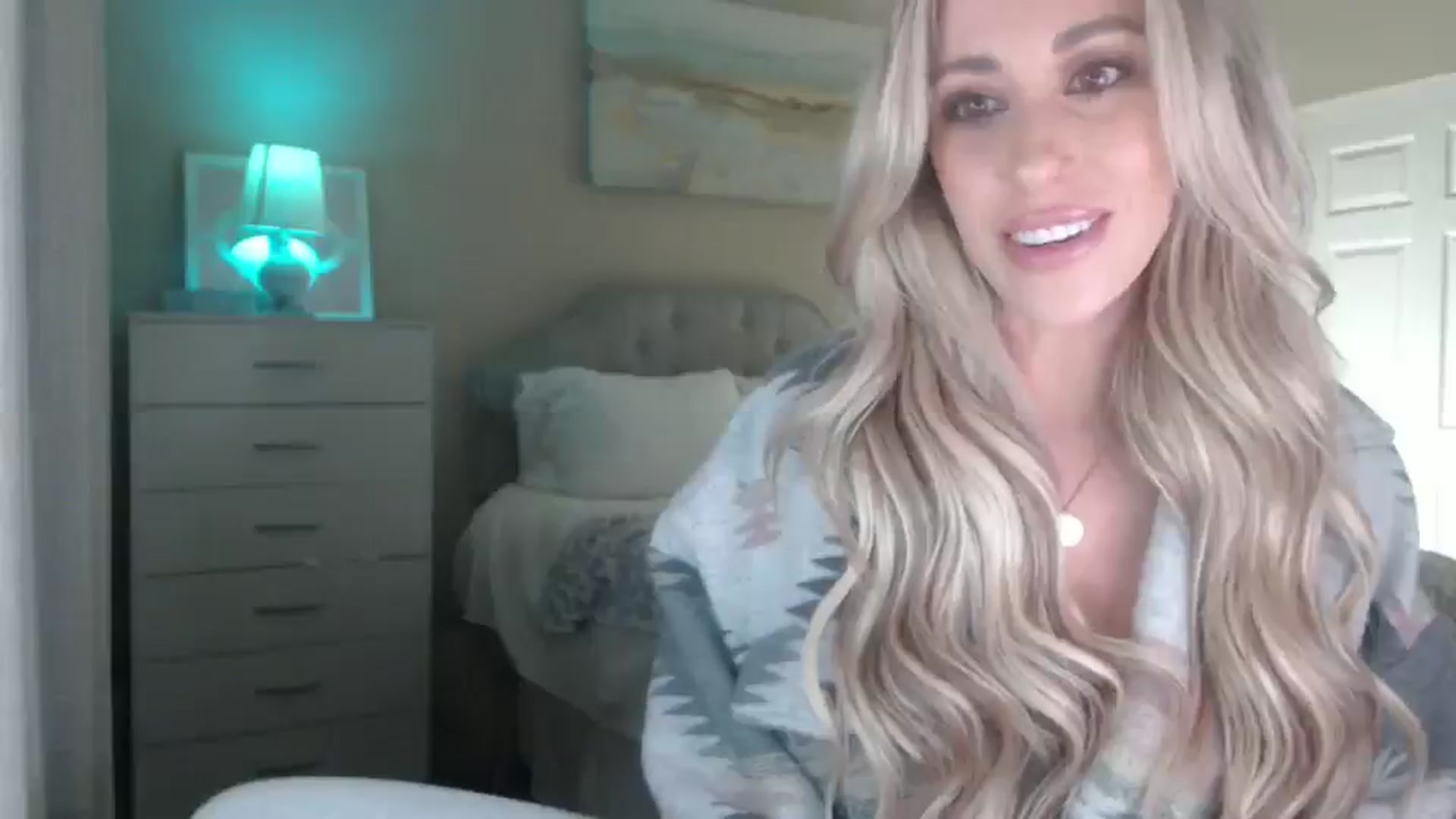Gallery image thumbnail from Queen_bambii's myfreecams stream on, 03/04/2025, 07:37 image 7 of 20