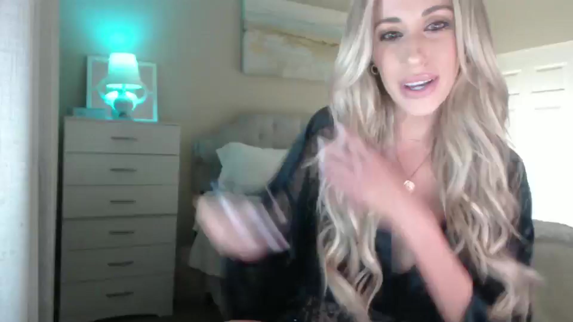 Gallery image thumbnail from Queen_bambii's myfreecams stream on, 03/08/2025, 08:57 image 15 of 20