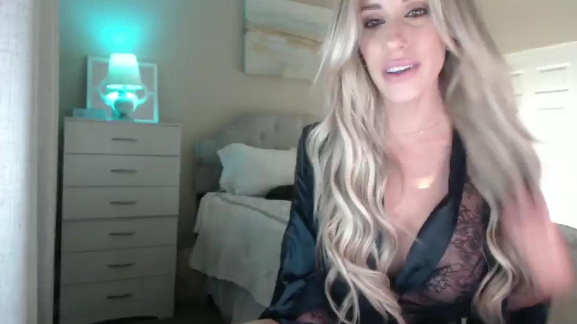 Gallery image thumbnail from Queen_bambii's myfreecams stream on, 03/08/2025, 08:57 image 16 of 20