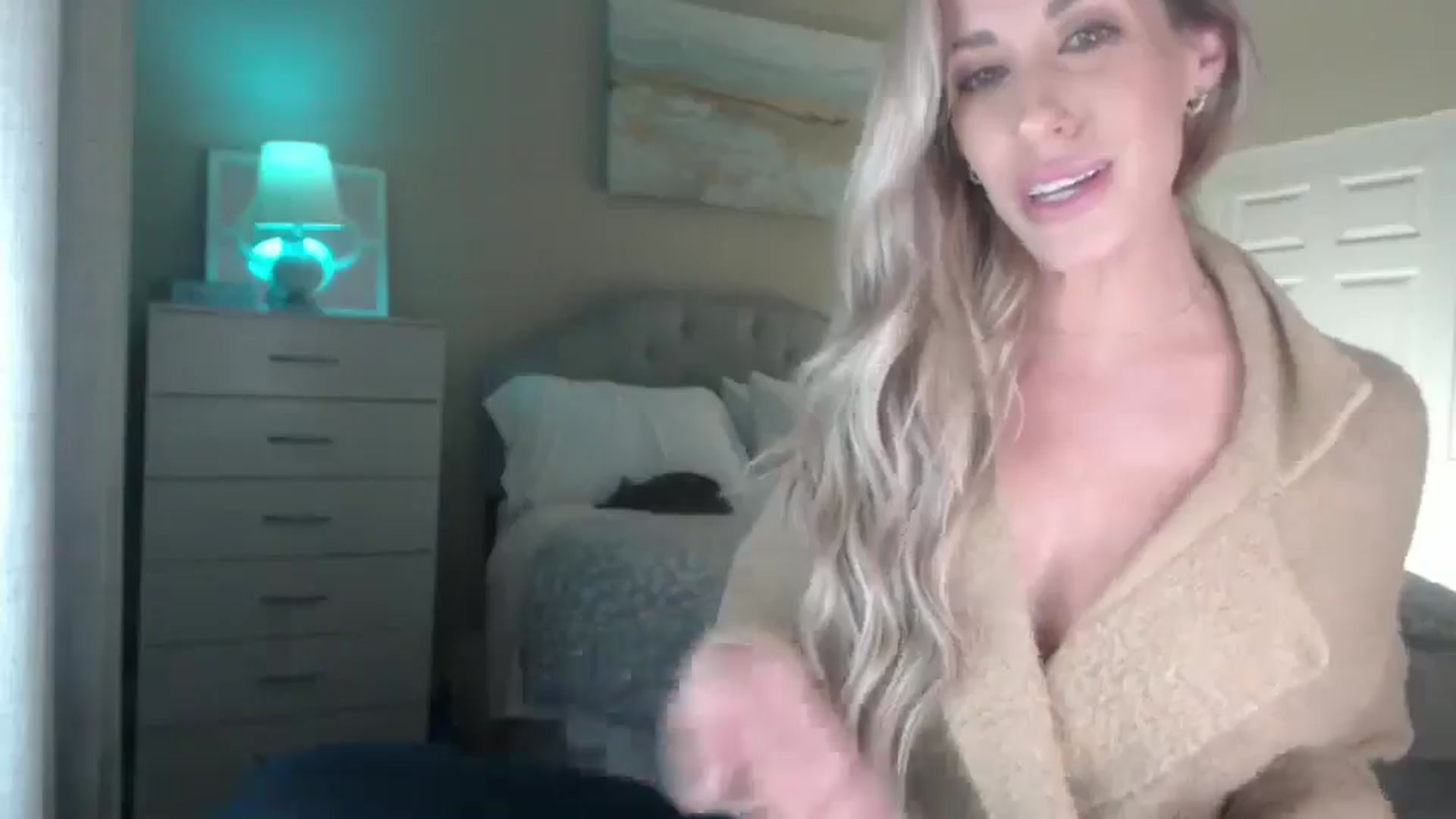 Gallery image thumbnail from Queen_bambii's myfreecams stream on, 03/11/2025, 05:57 image 6 of 20