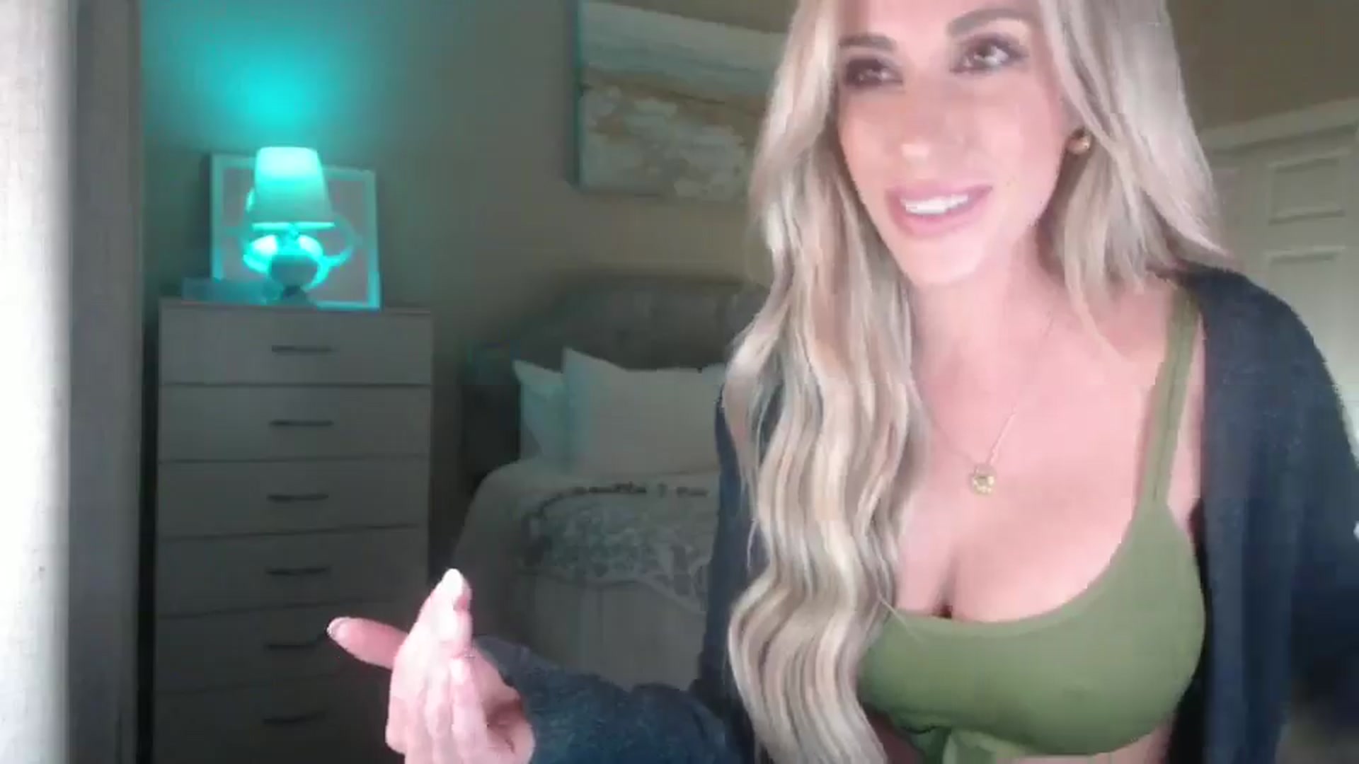 Gallery image thumbnail from Queen_bambii's myfreecams stream on, 03/18/2025, 06:43 image 2 of 20