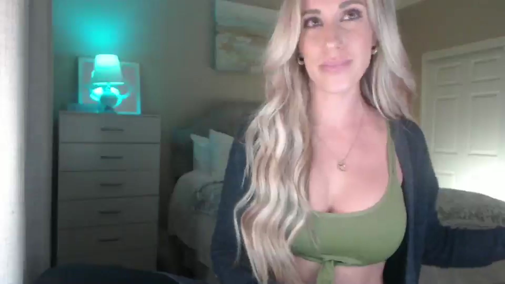 Gallery image thumbnail from Queen_bambii's myfreecams stream on, 03/18/2025, 06:43 image 8 of 20