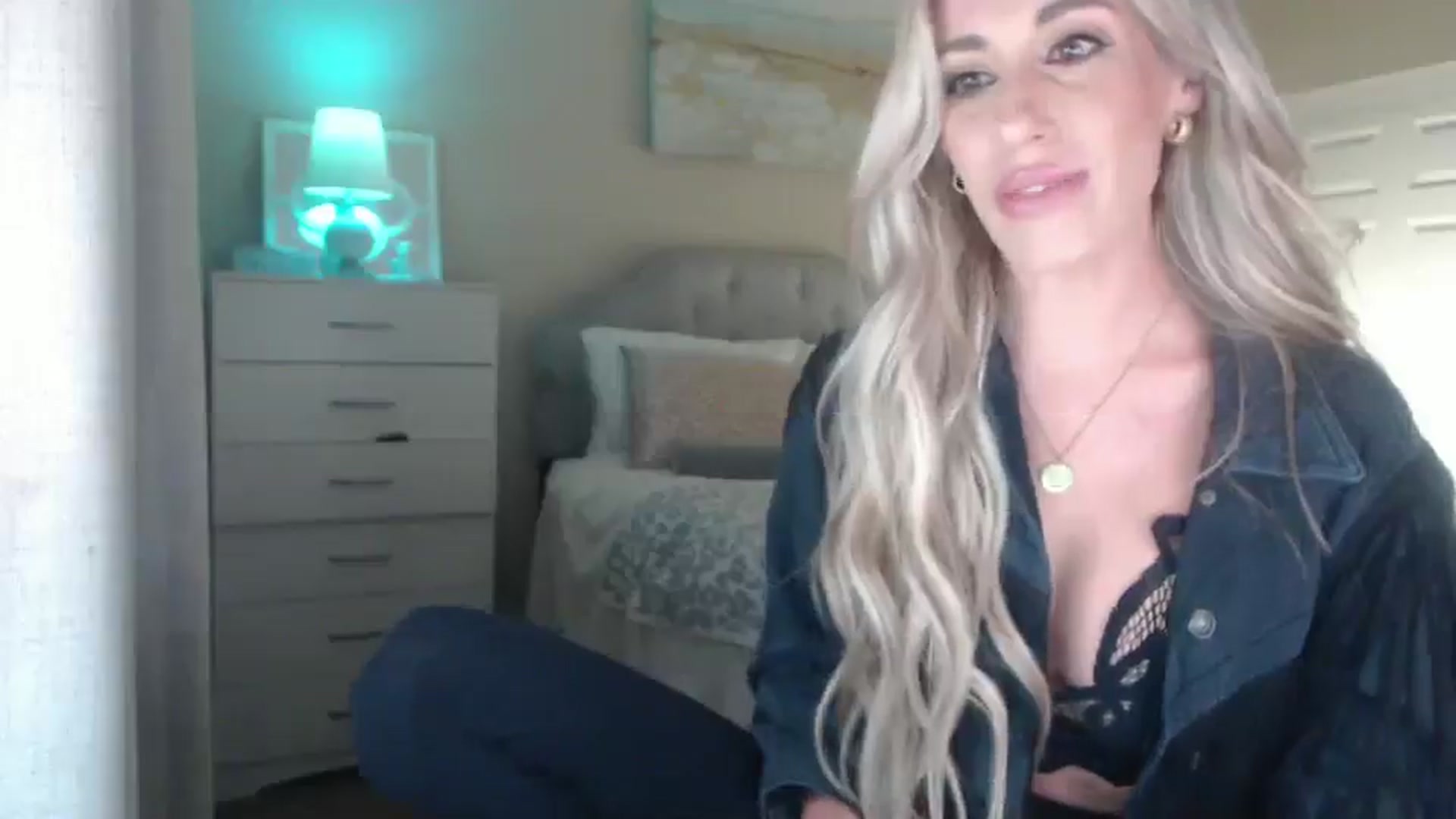 Gallery image thumbnail from Queen_bambii's myfreecams stream on, 03/25/2025, 06:36 image 14 of 20