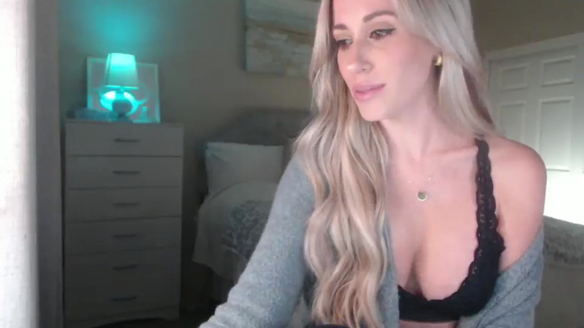 Gallery image thumbnail from Queen_bambii's myfreecams stream on, 03/27/2025, 05:29 image 18 of 20