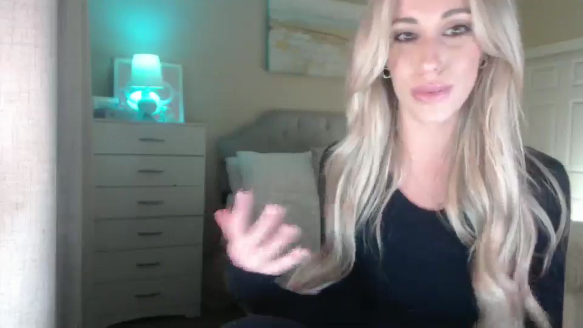 Gallery image thumbnail from Queen_bambii's myfreecams stream on, 04/01/2025, 05:02 image 19 of 20