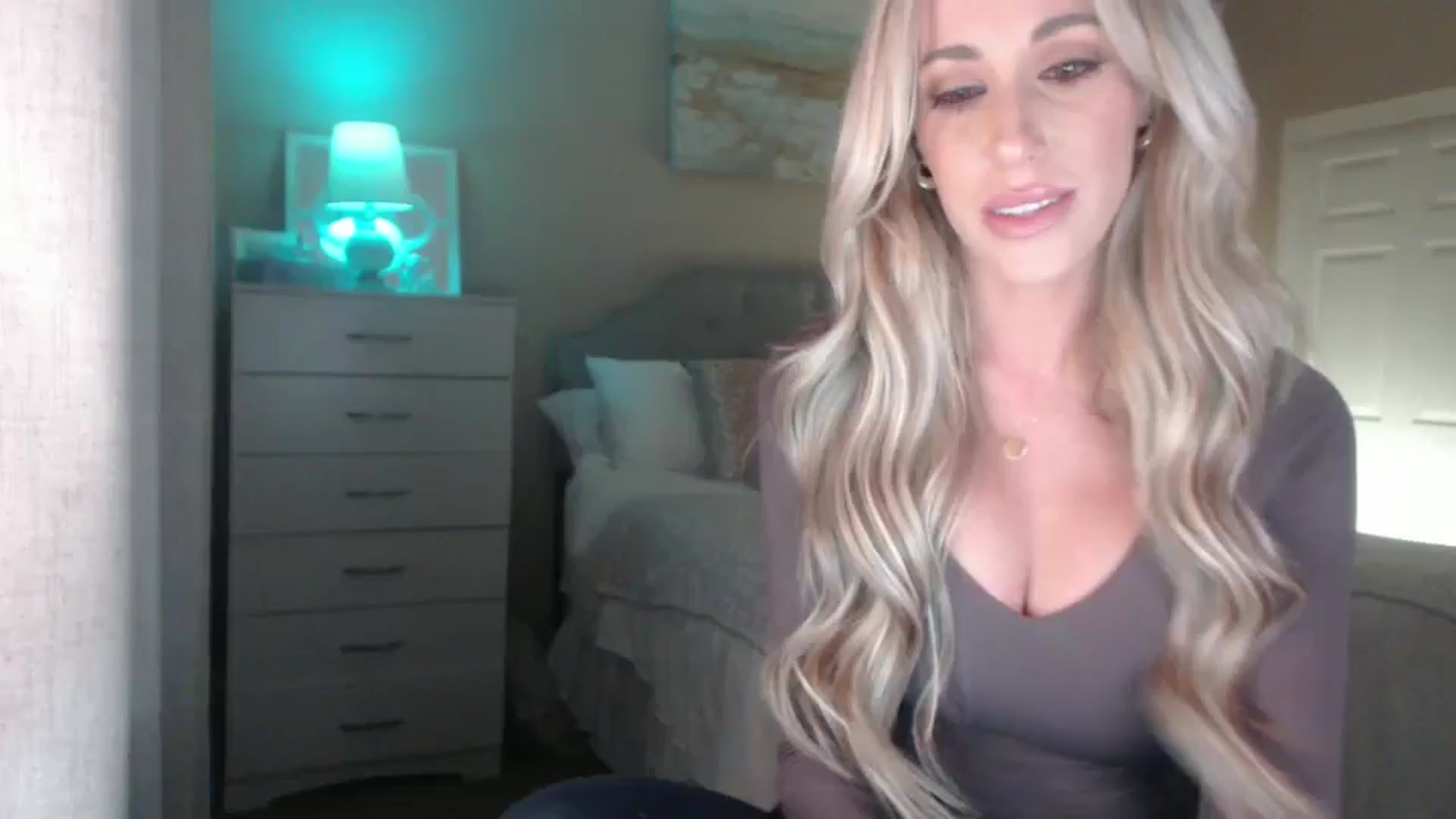 Gallery image thumbnail from Queen_bambii's myfreecams stream on, 04/06/2025, 05:32 image 10 of 20