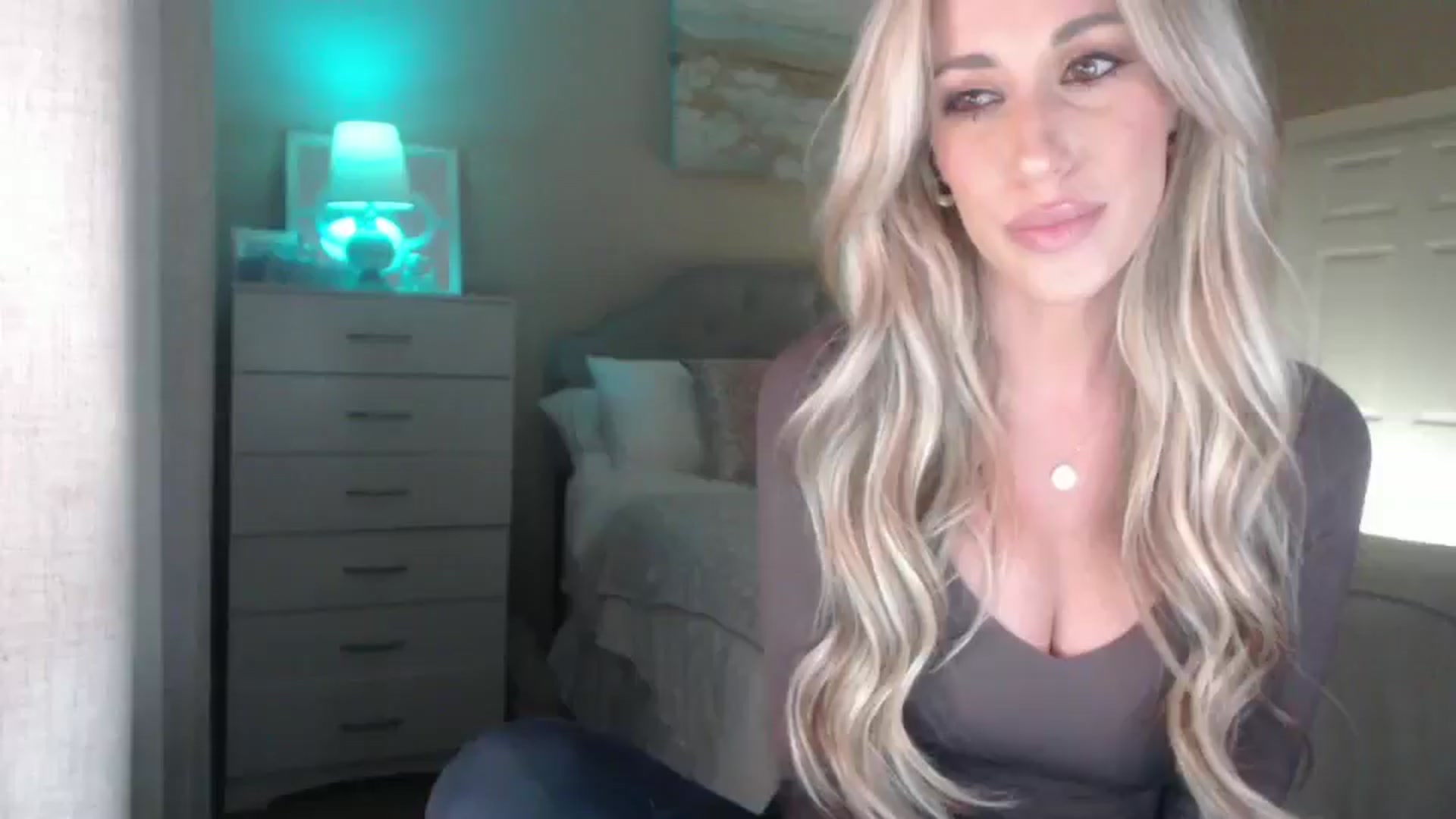 Gallery image thumbnail from Queen_bambii's myfreecams stream on, 04/06/2025, 06:10 image 9 of 20