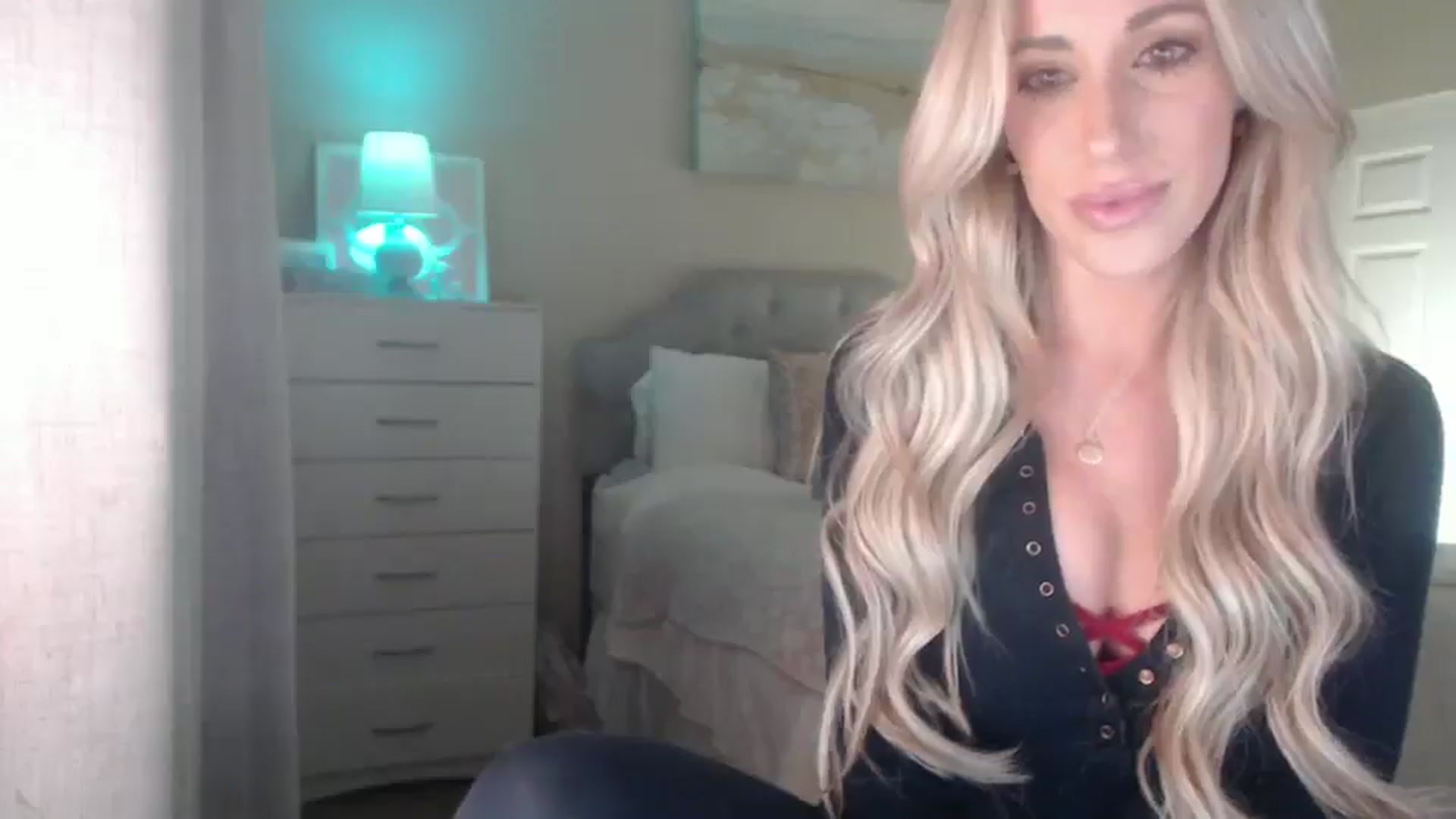 Gallery image thumbnail from Queen_bambii's myfreecams stream on, 04/08/2025, 05:24 image 13 of 20