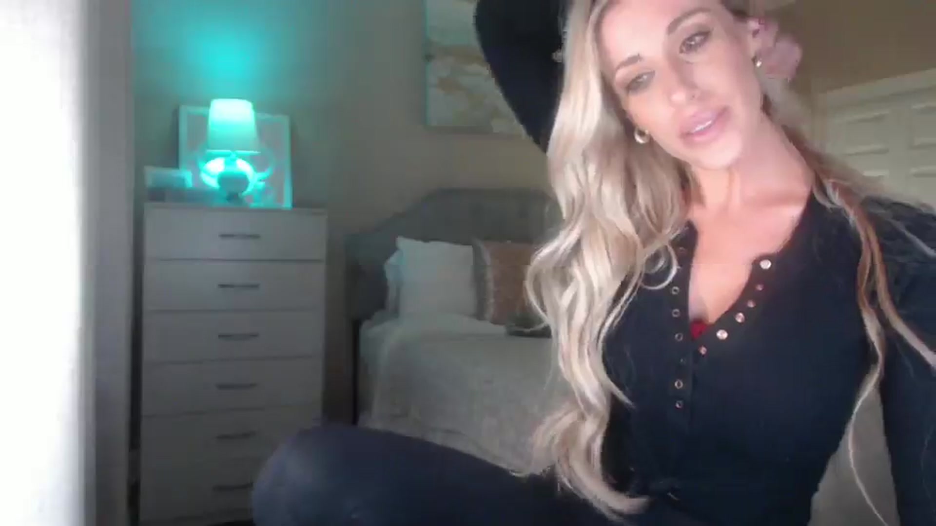 Gallery image thumbnail from Queen_bambii's myfreecams stream on, 04/08/2025, 05:24 image 19 of 20
