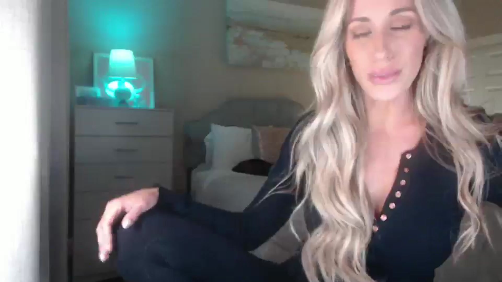 Gallery image thumbnail from Queen_bambii's myfreecams stream on, 04/08/2025, 05:57 image 14 of 20