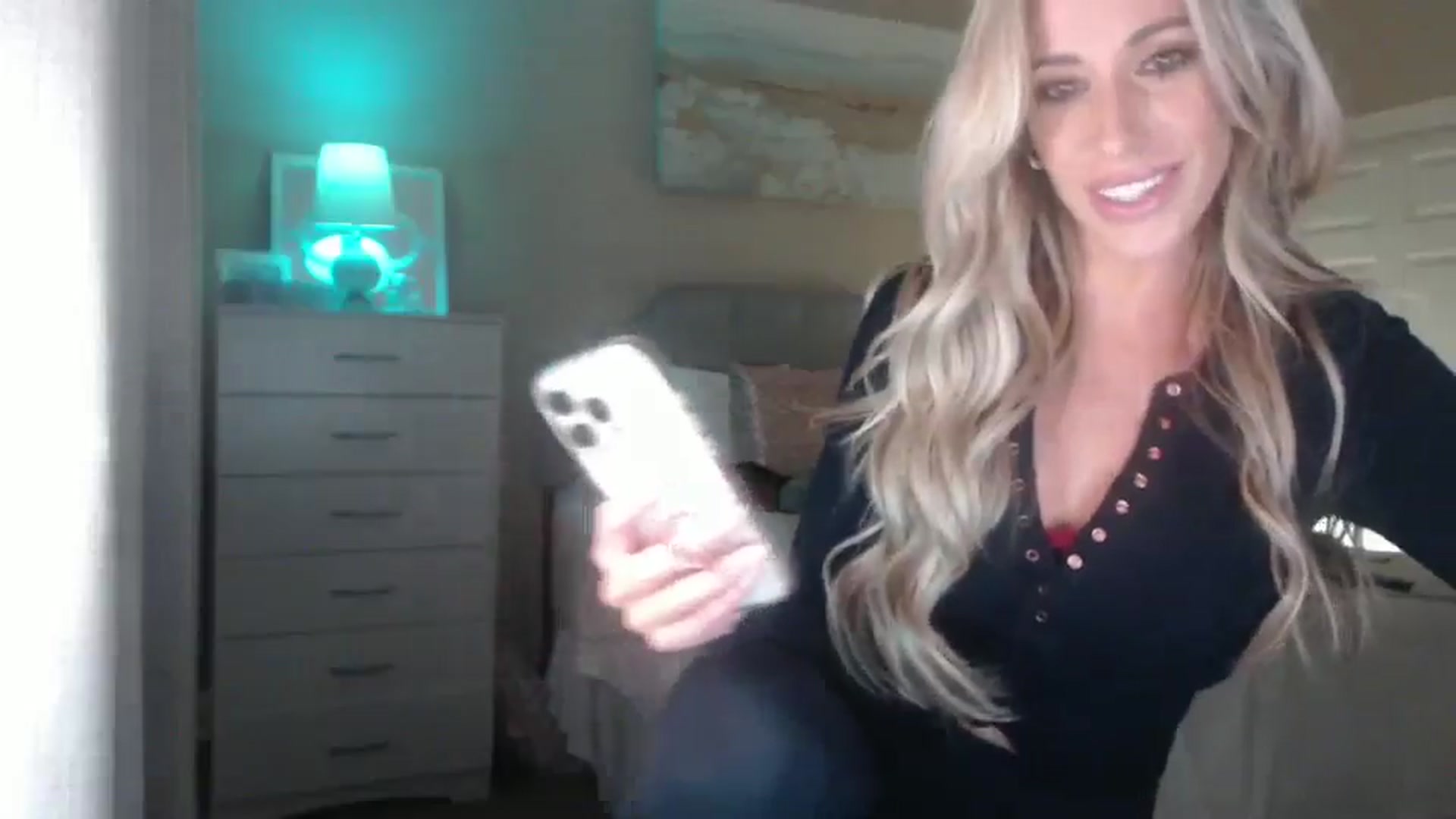 Gallery image thumbnail from Queen_bambii's myfreecams stream on, 04/08/2025, 05:57 image 16 of 20