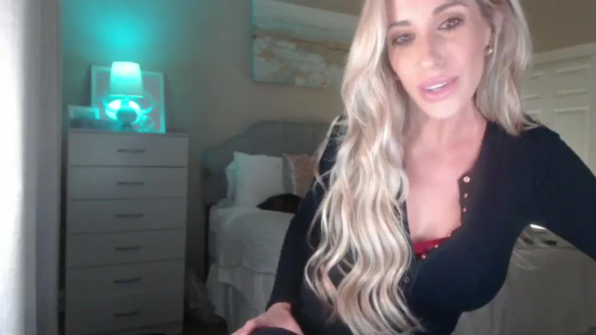 Gallery image thumbnail from Queen_bambii's myfreecams stream on, 04/08/2025, 05:57 image 10 of 20