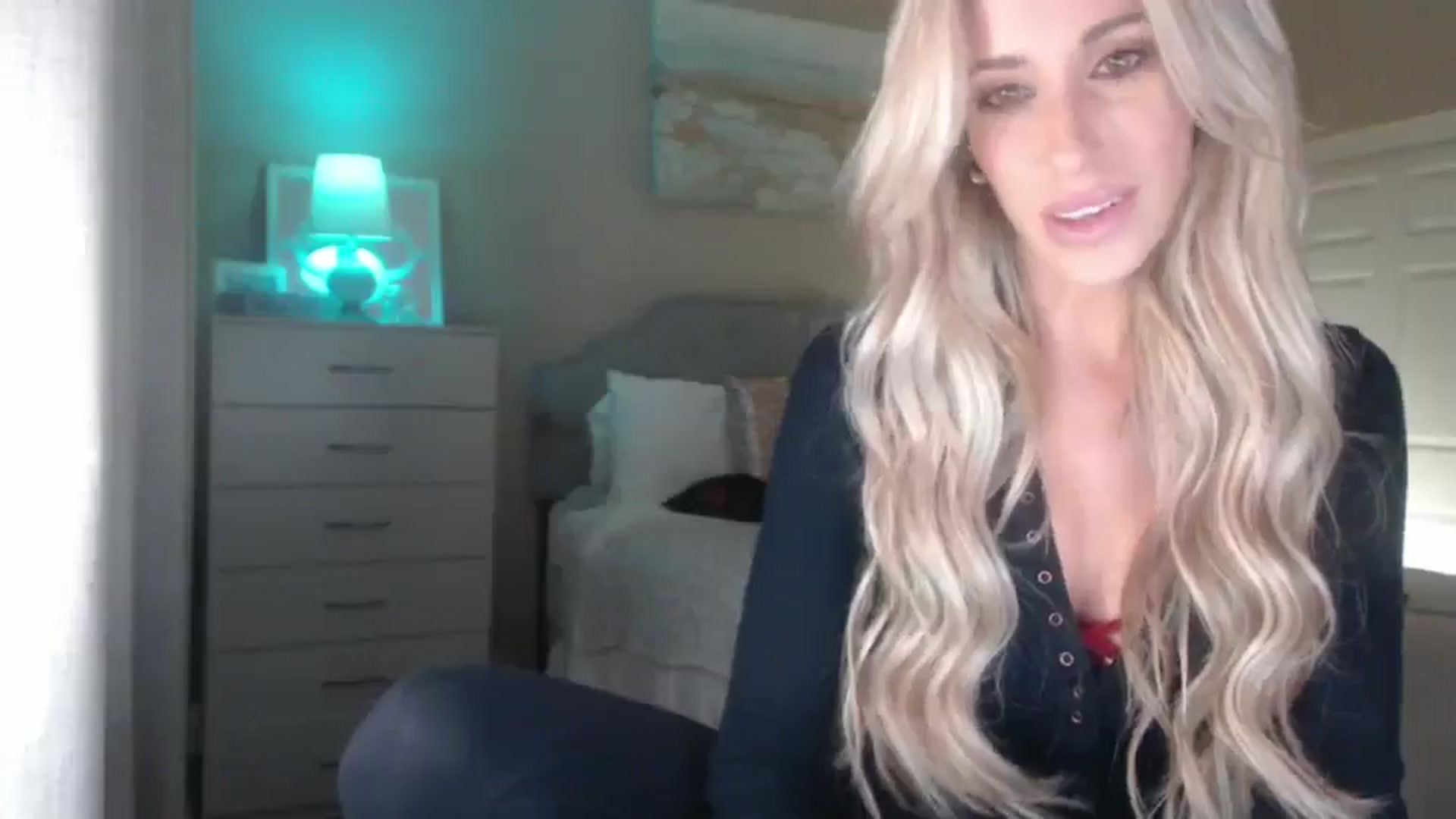 Gallery image thumbnail from Queen_bambii's myfreecams stream on, 04/08/2025, 05:57 image 8 of 20