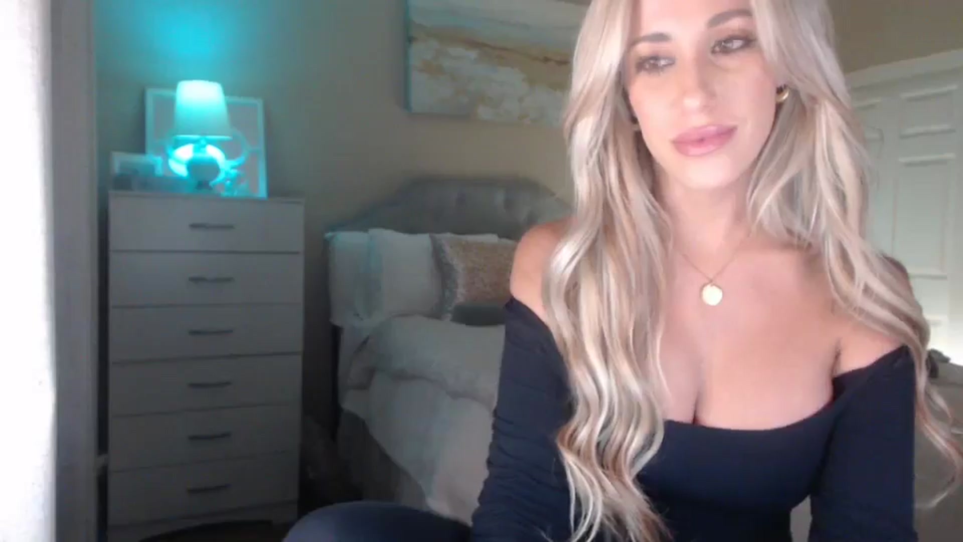 Gallery image thumbnail from Queen_bambii's myfreecams stream on, 04/10/2025, 04:58 image 6 of 20