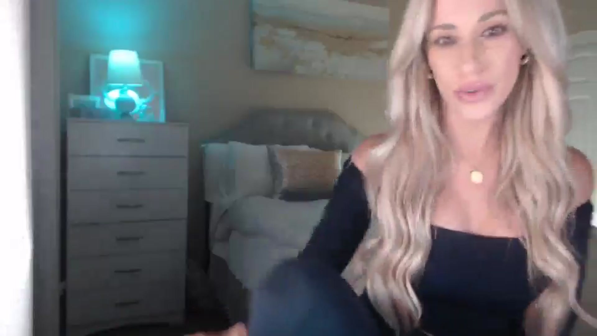 Gallery image thumbnail from Queen_bambii's myfreecams stream on, 04/10/2025, 04:58 image 14 of 20