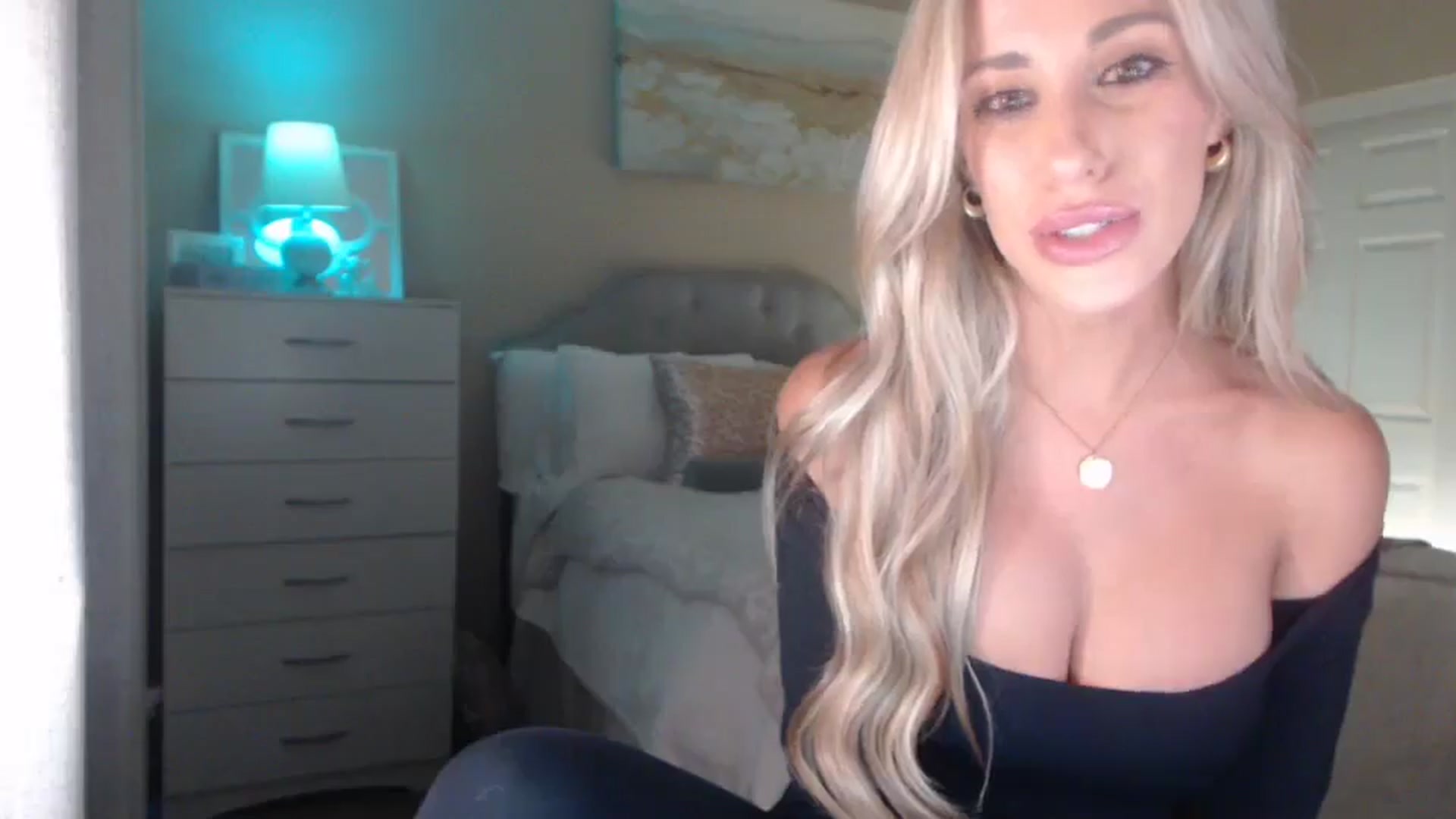 Gallery image thumbnail from Queen_bambii's myfreecams stream on, 04/10/2025, 04:58 image 4 of 20