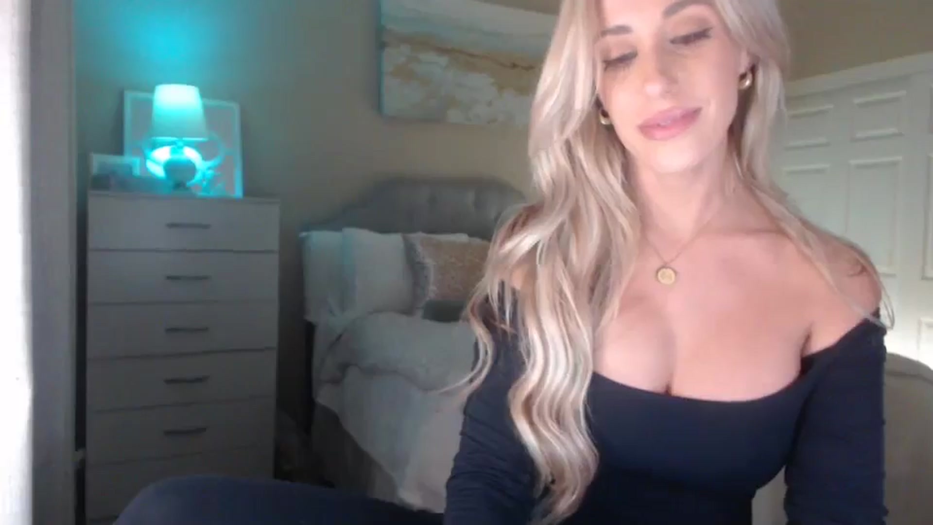 Gallery image thumbnail from Queen_bambii's myfreecams stream on, 04/10/2025, 04:58 image 19 of 20