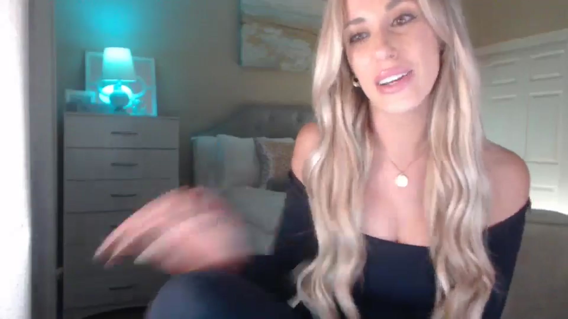 Gallery image thumbnail from Queen_bambii's myfreecams stream on, 04/10/2025, 04:58 image 15 of 20