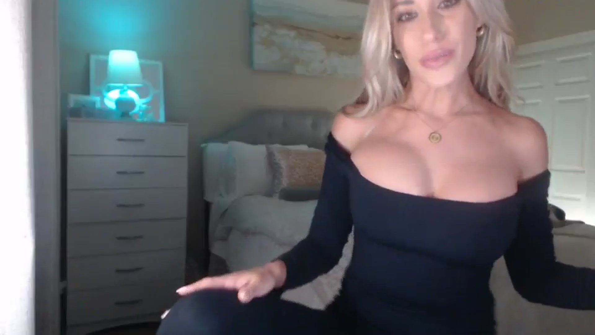 Gallery image thumbnail from Queen_bambii's myfreecams stream on, 04/10/2025, 04:58 image 3 of 20