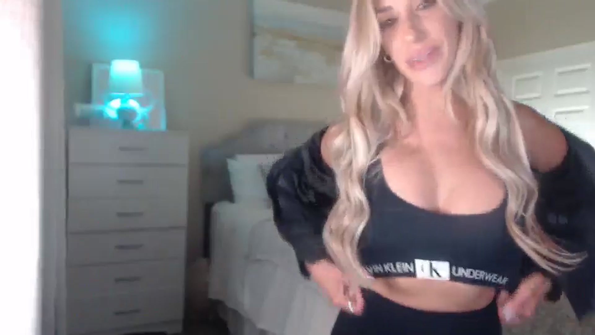 Gallery image thumbnail from Queen_bambii's myfreecams stream on, 04/19/2025, 05:33 image 15 of 20