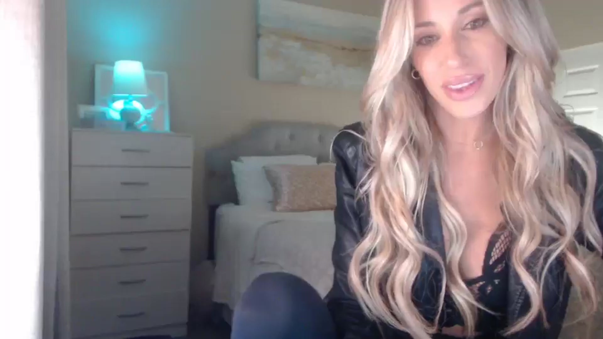 Gallery image thumbnail from Queen_bambii's myfreecams stream on, 04/19/2025, 05:33 image 7 of 20
