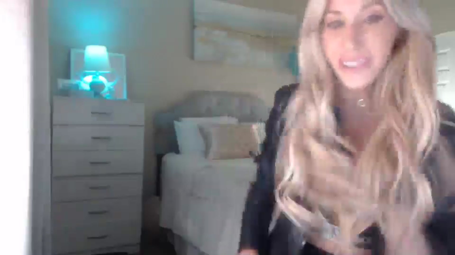 Gallery image thumbnail from Queen_bambii's myfreecams stream on, 04/19/2025, 05:33 image 18 of 20