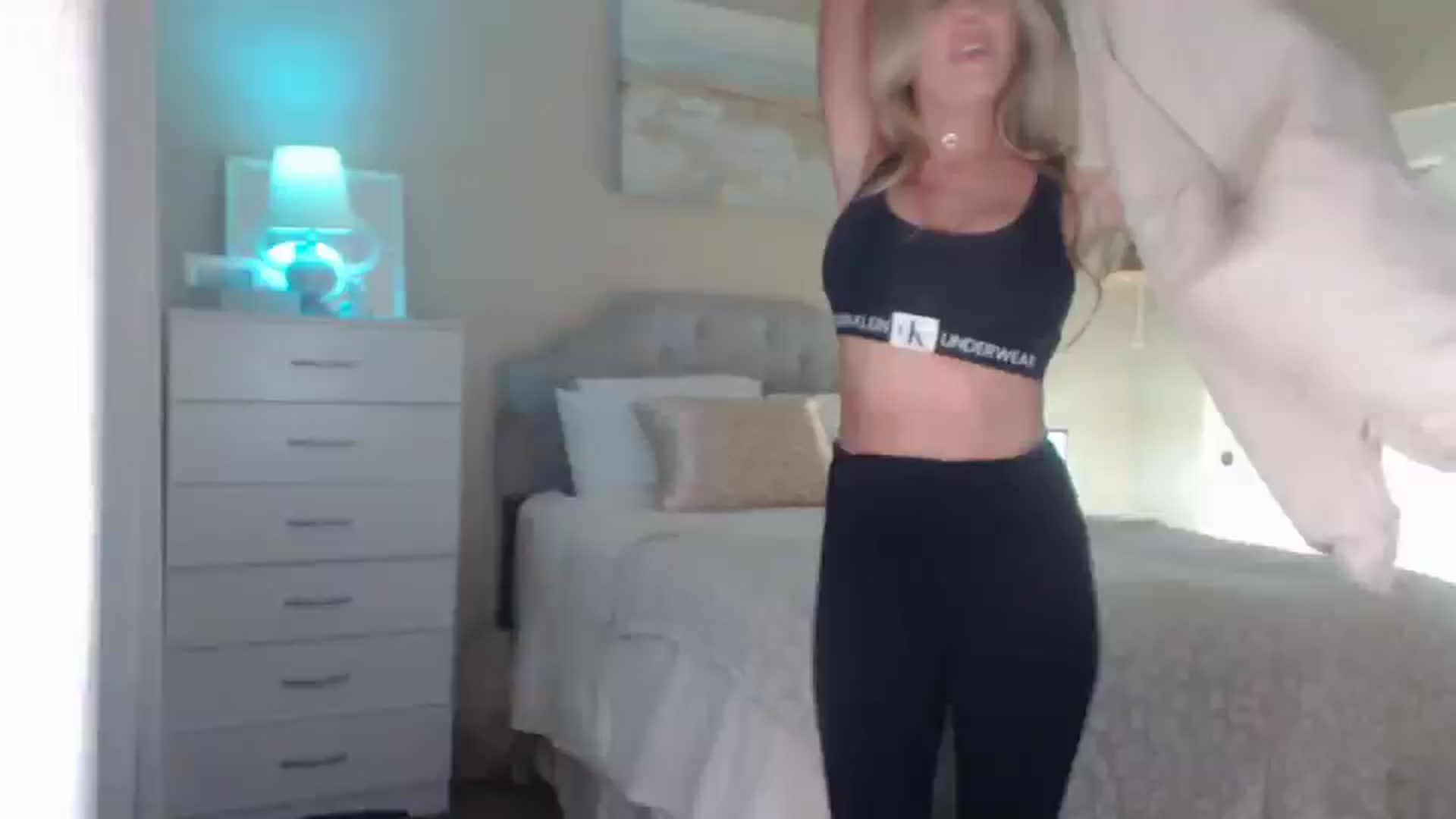 Gallery image thumbnail from Queen_bambii's myfreecams stream on, 04/19/2025, 05:33 image 9 of 20