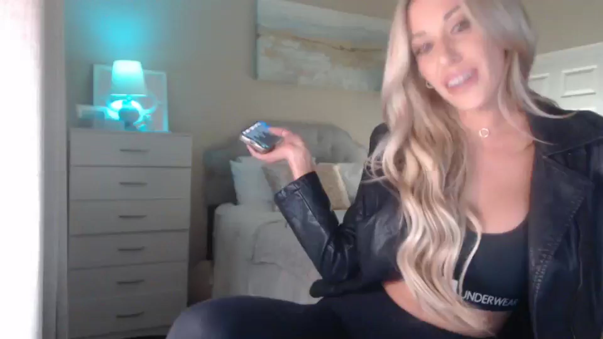 Gallery image thumbnail from Queen_bambii's myfreecams stream on, 04/19/2025, 05:33 image 16 of 20