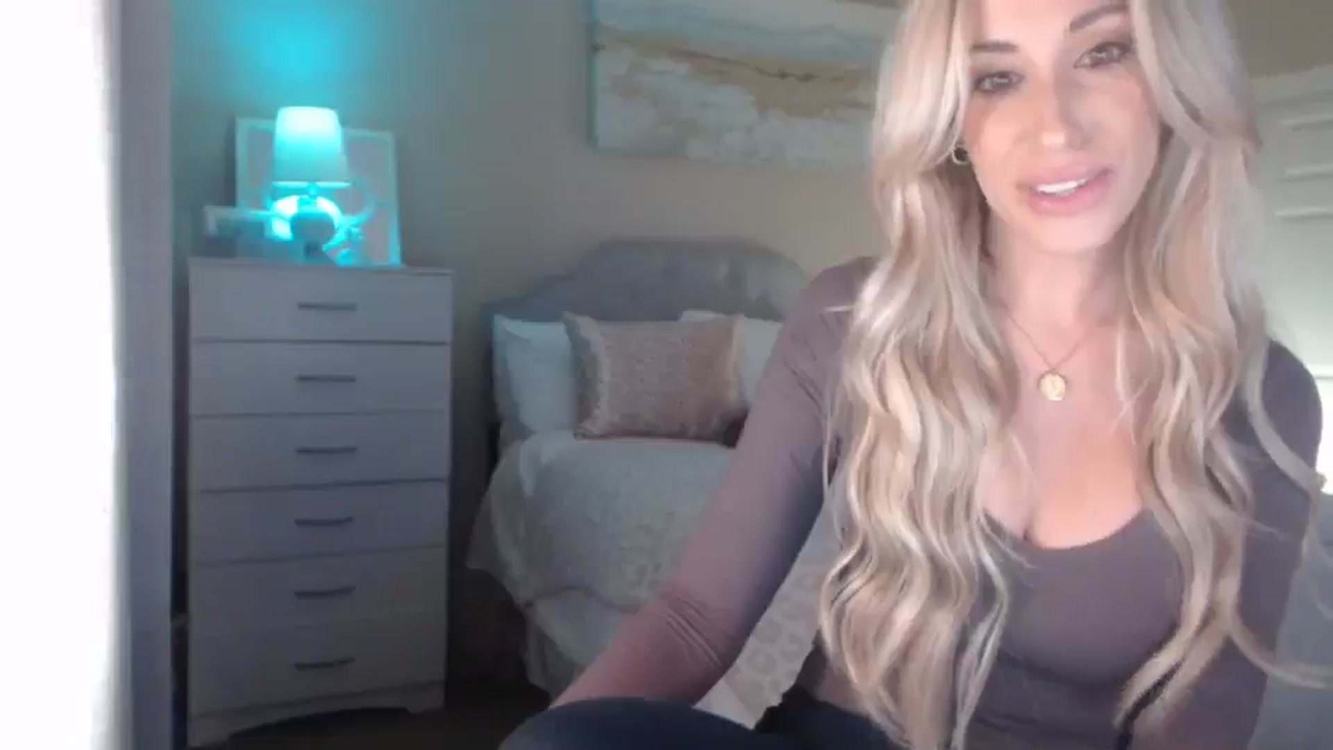 Gallery image thumbnail from Queen_bambii's myfreecams stream on, 04/22/2025, 07:15 image 4 of 20