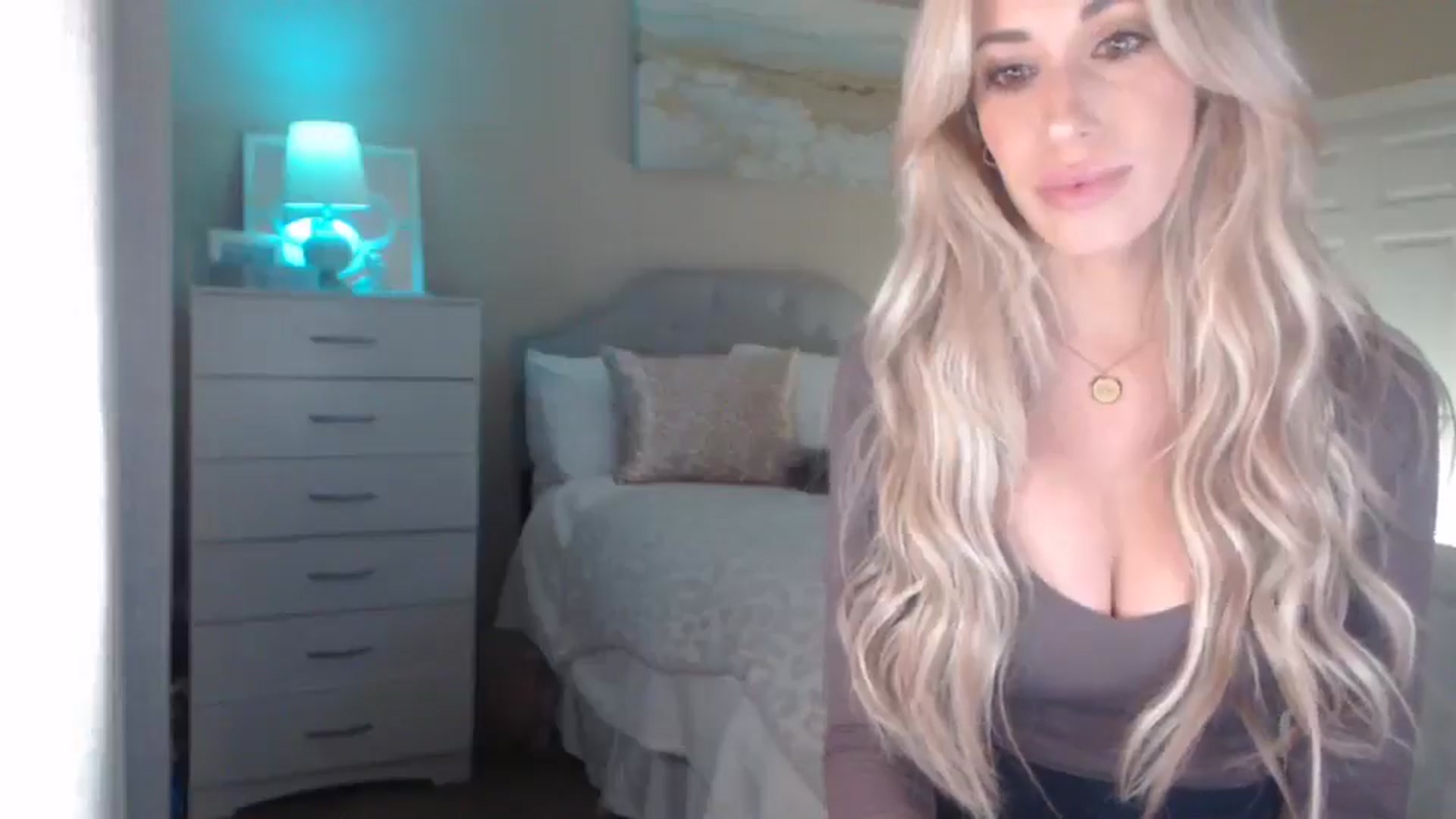 Gallery image thumbnail from Queen_bambii's myfreecams stream on, 04/22/2025, 07:15 image 7 of 20