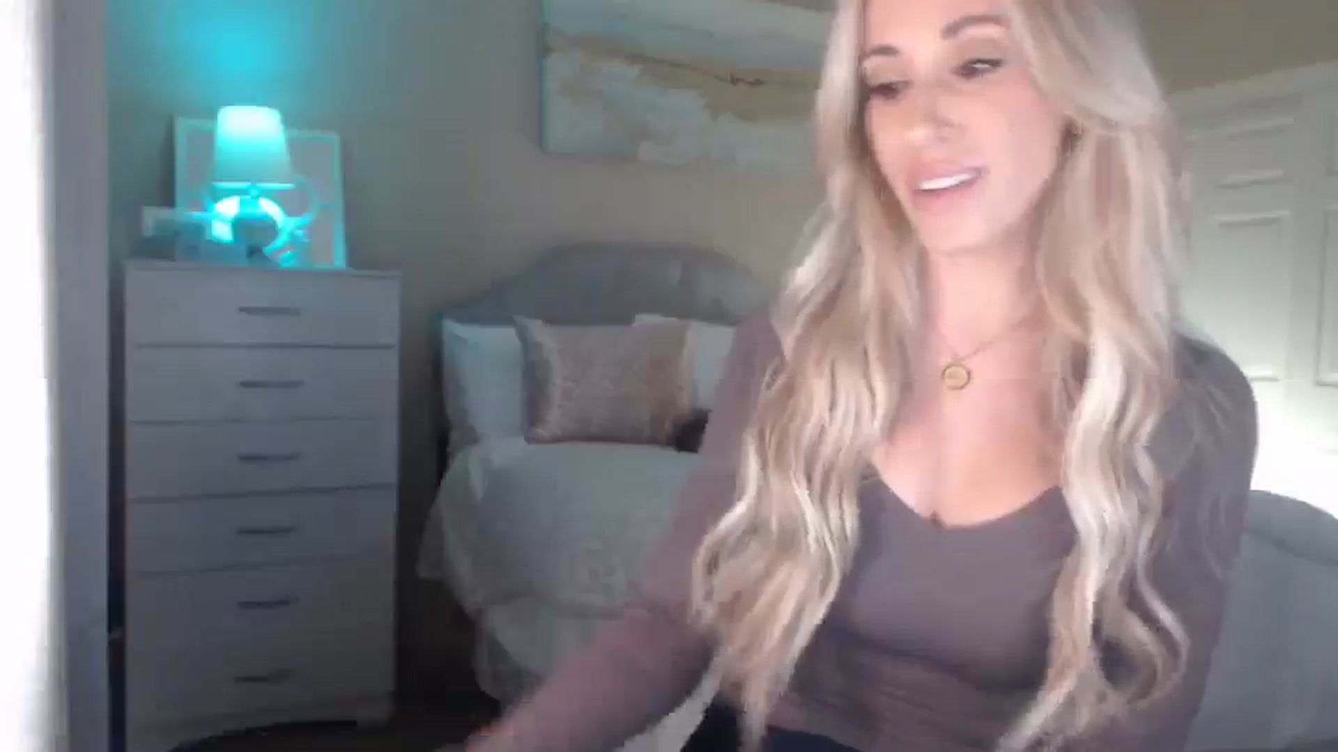 Gallery image thumbnail from Queen_bambii's myfreecams stream on, 04/22/2025, 07:15 image 6 of 20