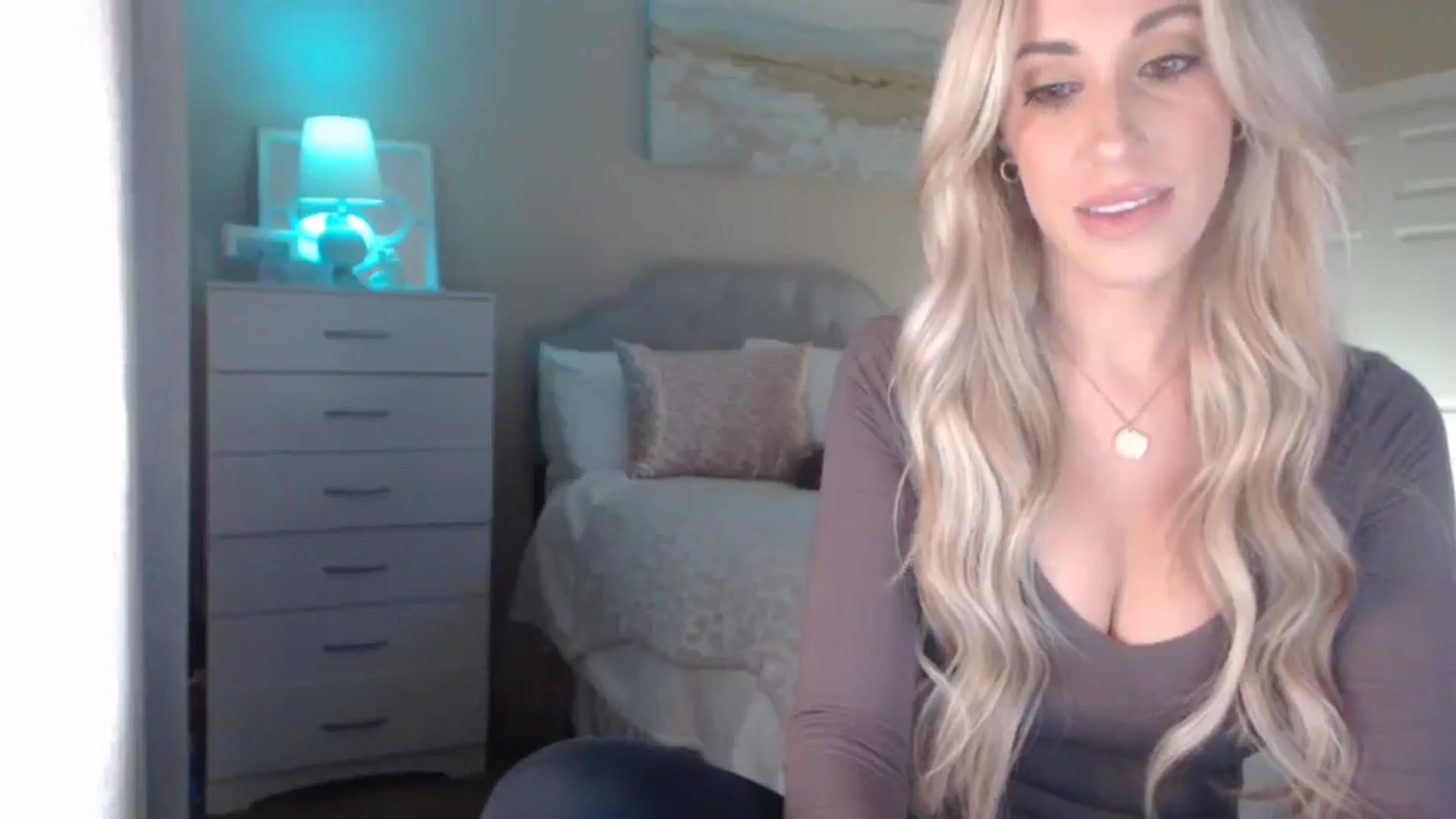 Gallery image thumbnail from Queen_bambii's myfreecams stream on, 04/22/2025, 07:15 image 3 of 20