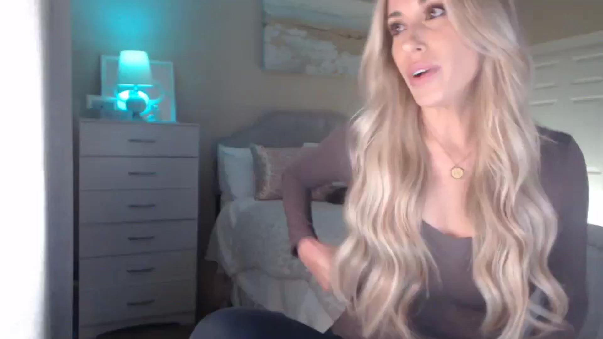 Gallery image thumbnail from Queen_bambii's myfreecams stream on, 04/22/2025, 07:15 image 9 of 20