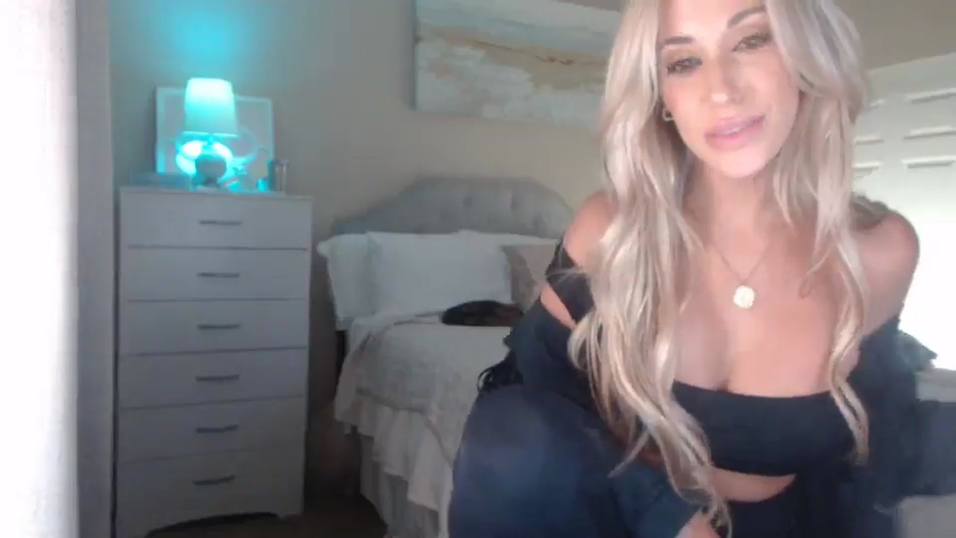 Gallery image thumbnail from Queen_bambii's myfreecams stream on, 05/02/2025, 07:19 image 7 of 20