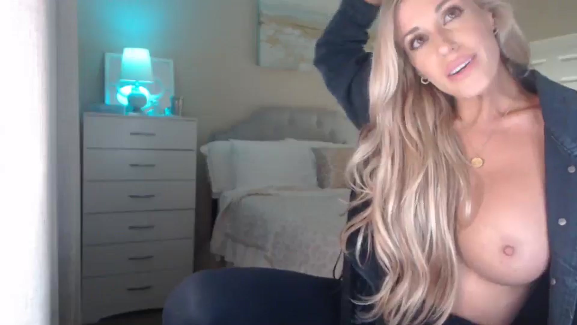 Gallery image thumbnail from Queen_bambii's myfreecams stream on, 05/02/2025, 07:19 image 17 of 20