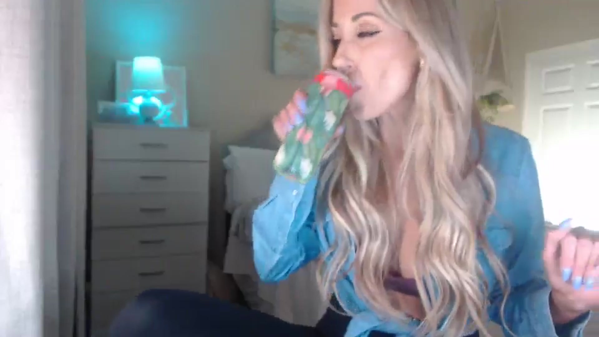Gallery image thumbnail from Queen_bambii's myfreecams stream on, 05/08/2025, 06:45 image 19 of 20